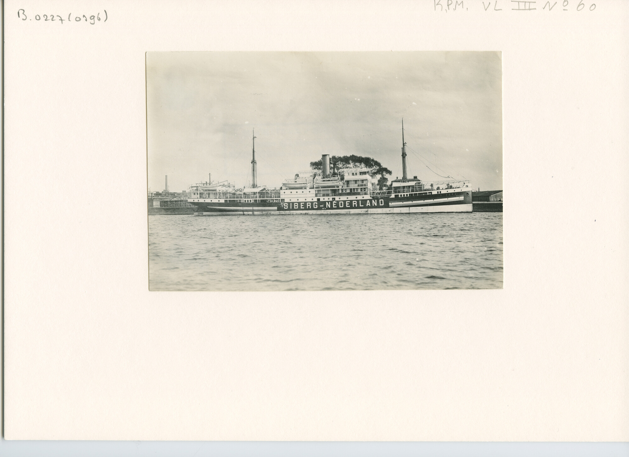 B.0227(0396)a; Foto van ms. Siberg afgemeerd aan de wal, vermoedelijk bij de werf Rijkee & Co; foto