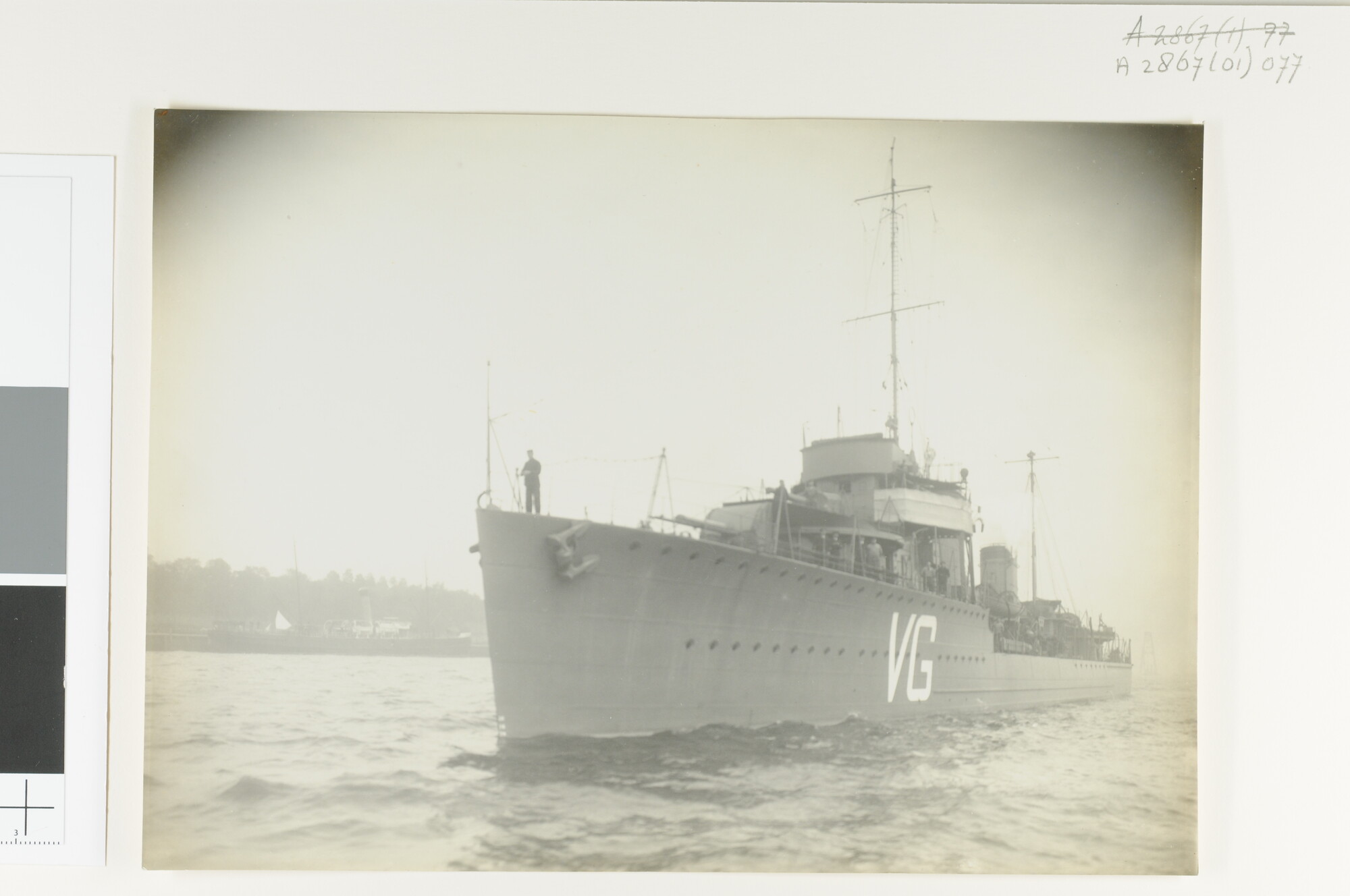 A.2867(01)077; De torpedobootjager Hr.Ms. 'Van Galen' in de haven van Rotterdam; foto