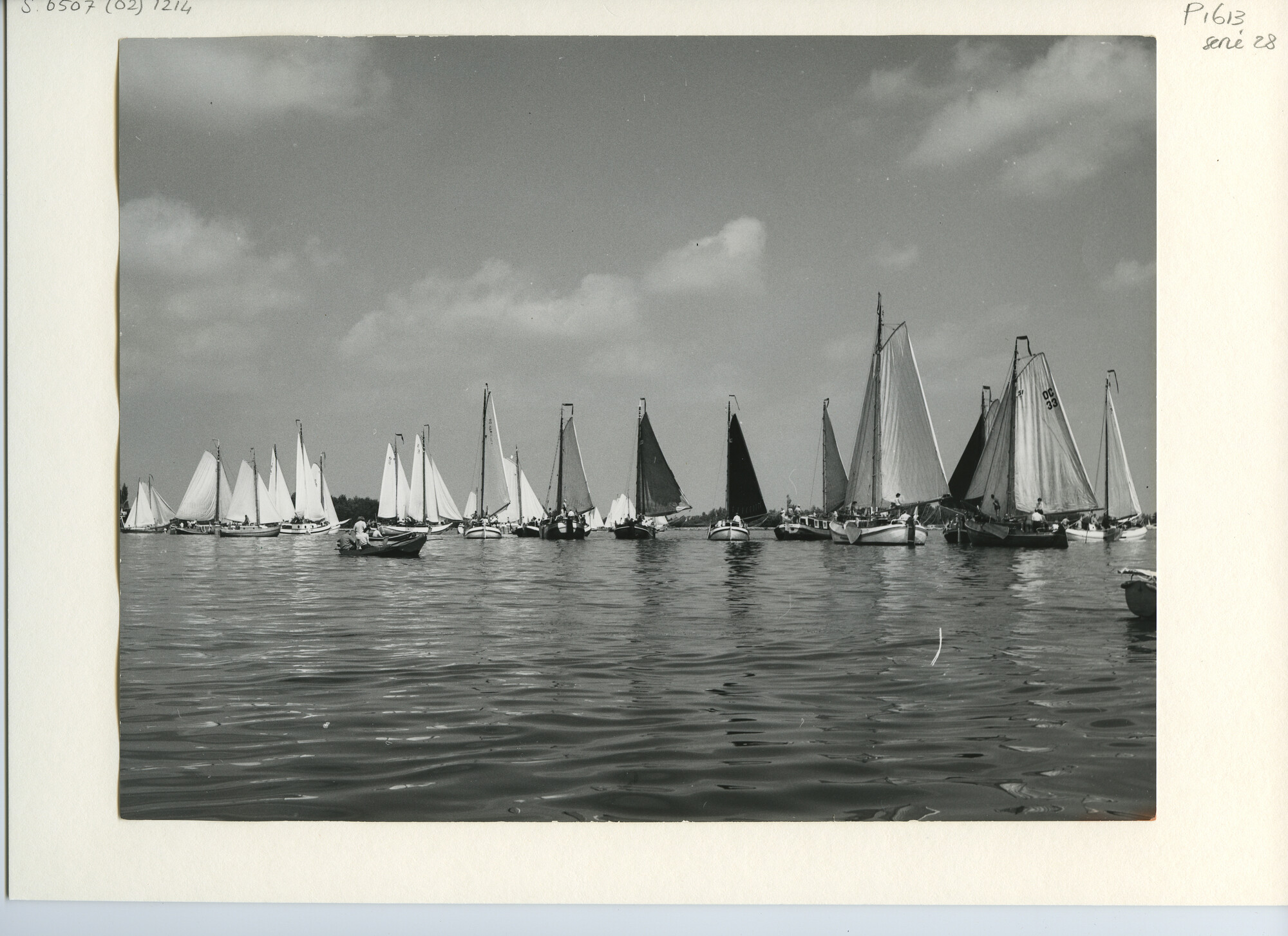 S.6507(02)1214.02; Zwart-wit foto van een wedstrijd voor ronde en platbodemjachten op de Westeinderplassen in 1962; foto