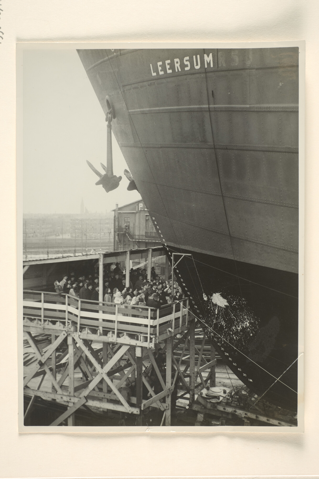 1996.0571; Foto's van de tewaterlating van het vrachtschip ms. 'Leersum' van de Stoomvaart Maatschappij 'Oostzee' bij de werf van P. Smit Jr; fotoreportage