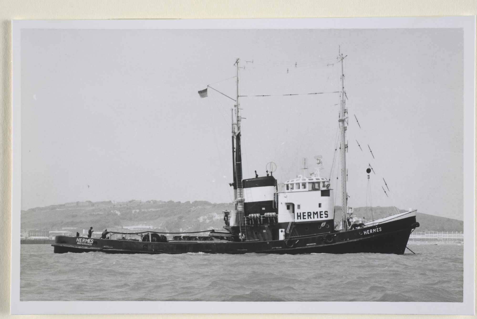 1996.3812; De Duitse sleepboot 'Hermes' van Bugsier & Bergungs A.G. uit Hamburg ligt voor anker op een buitenlandse rede; foto