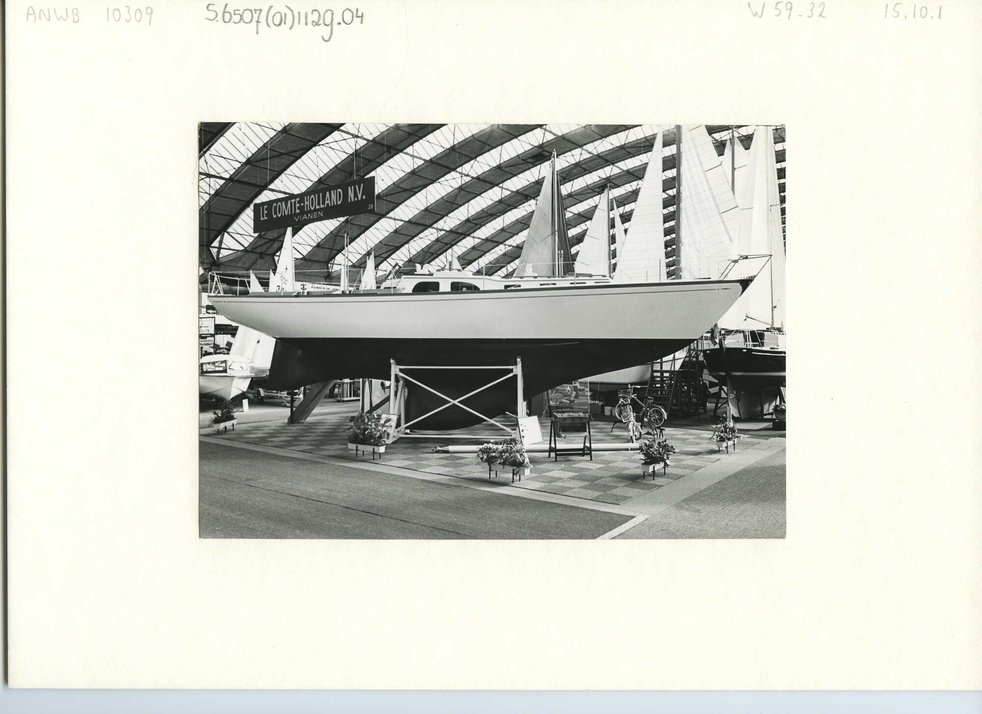 S.6507(01)1129.04; Foto van de HISWA 1968: diverse stands van jachtwerven Veere; foto