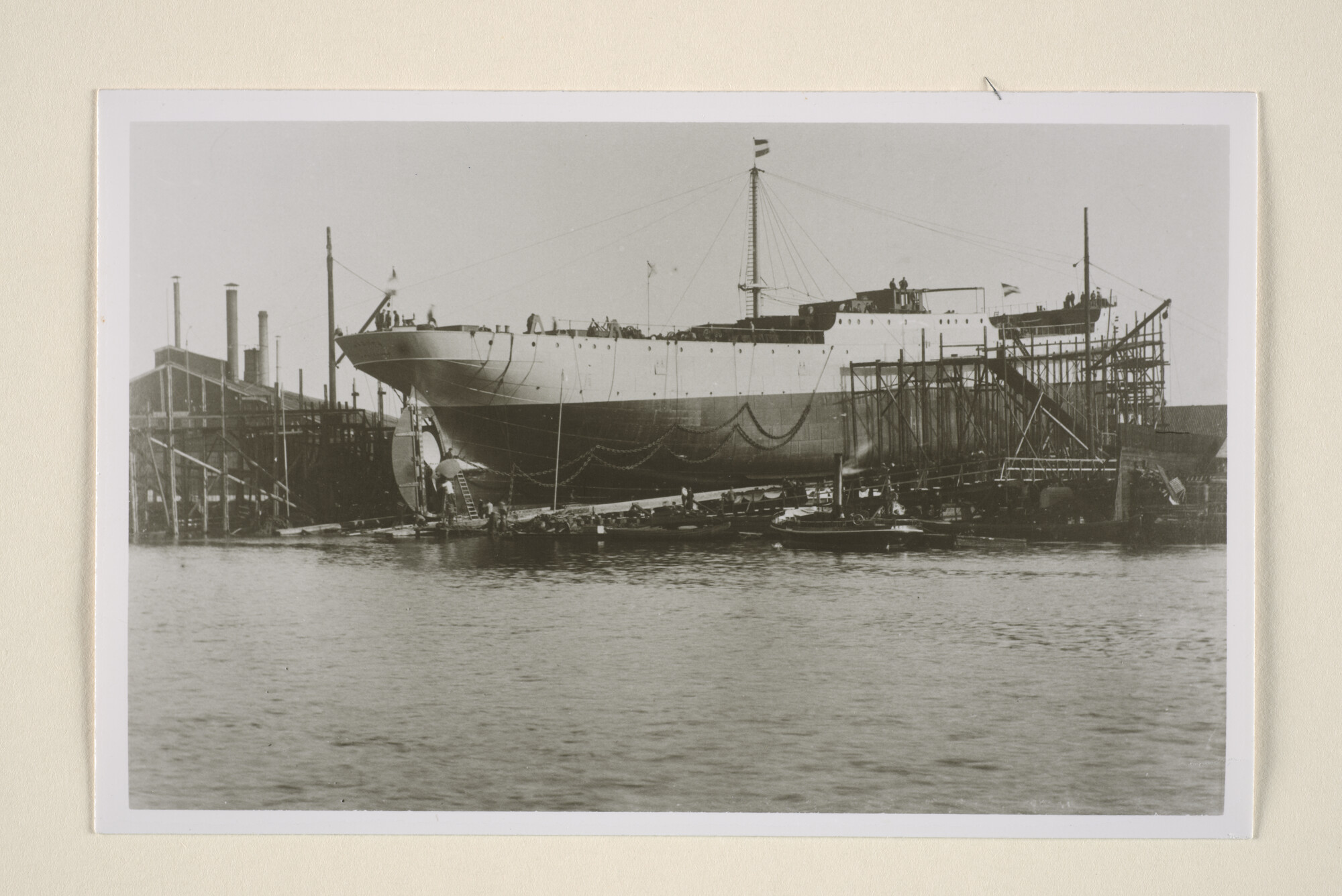 1995.1821; Reproductiefoto's van de tewaterlating van het vrachtschip ss. Madura van de SMN; fotoreportage