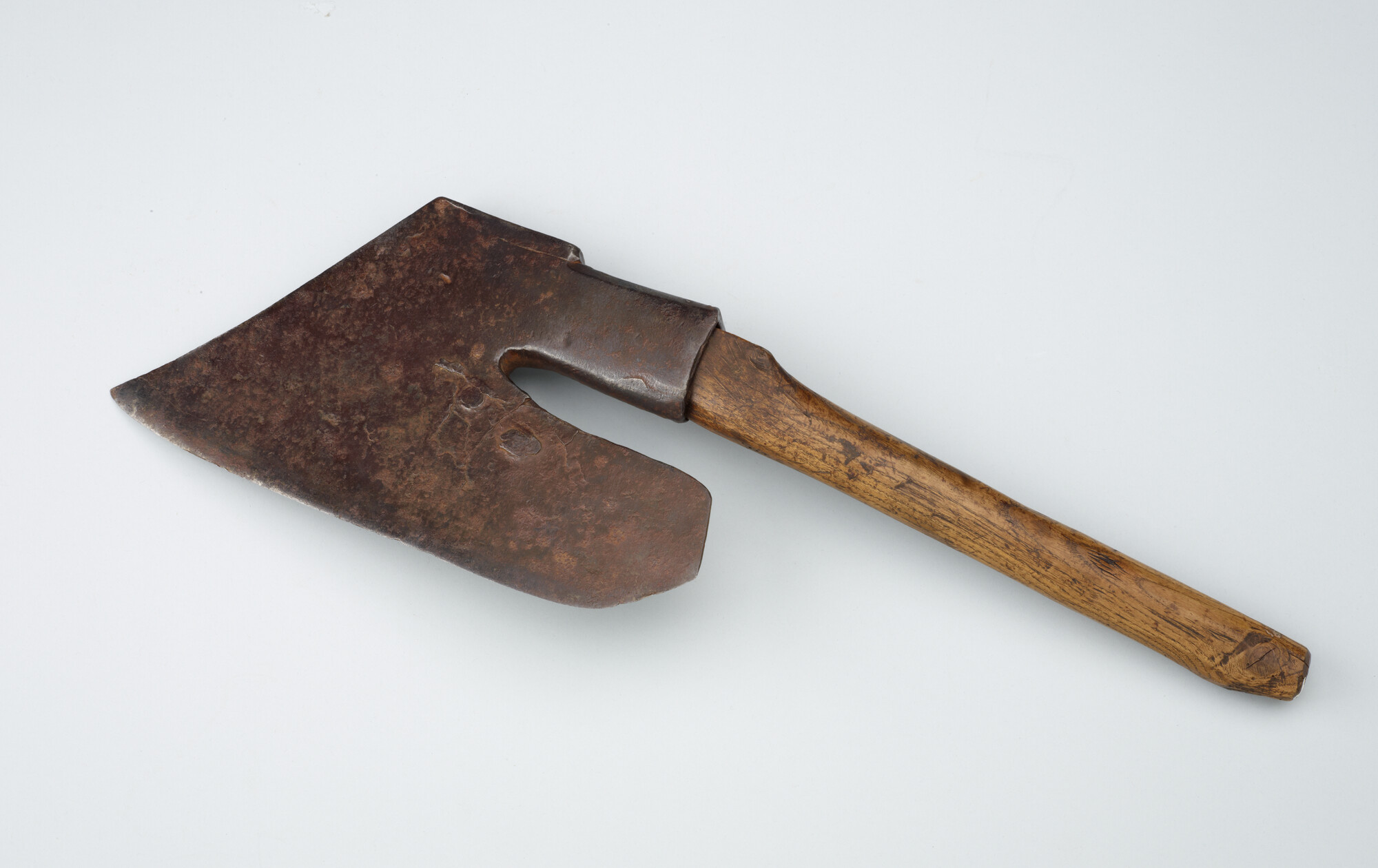 A.4897; Afkantbijl of kanthouwer, gehard ijzer, gladde kant links met naar rechts gebogen steel; bijl