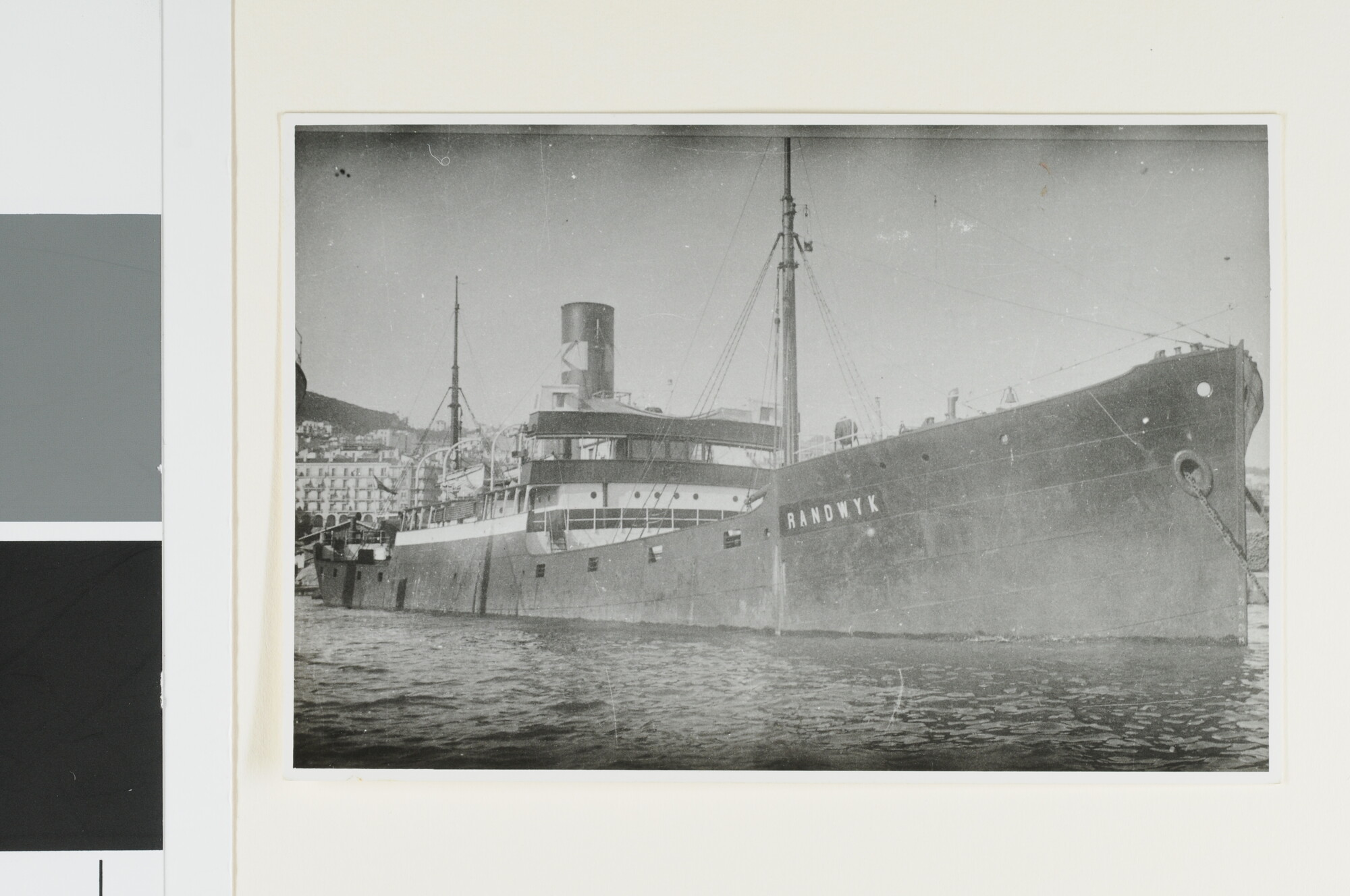 A.4743(37); Het vrachtschip ss. 'Randwijk' van de Stoomvaart Maatschappij 'Wijklijn' ligt afgemeerd in een buitenlandse haven; foto