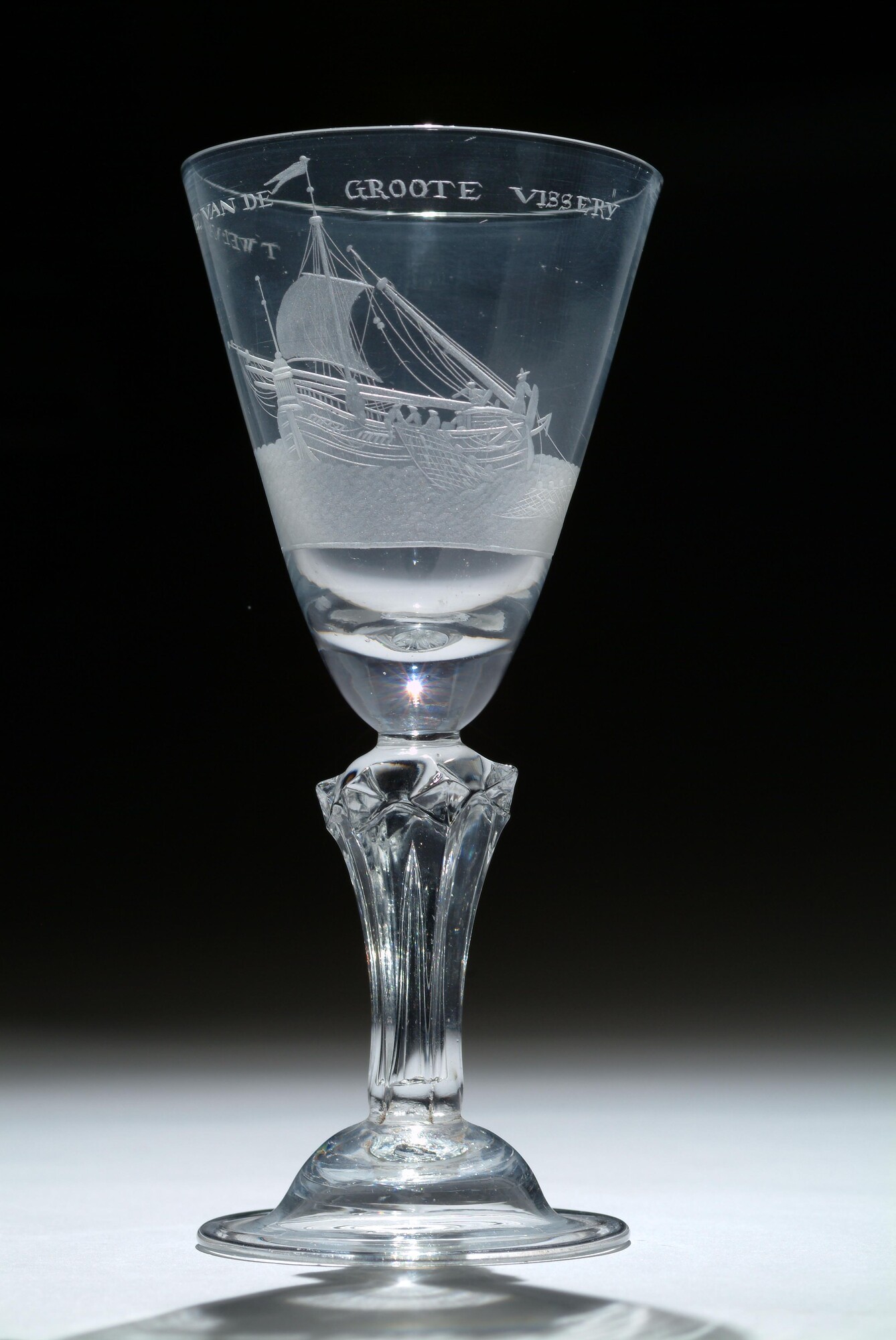 A.4968; Kelkglas met een gravure van een haringbuis en het opschrift 'Welvaere van de groote visserij'; drinkglas