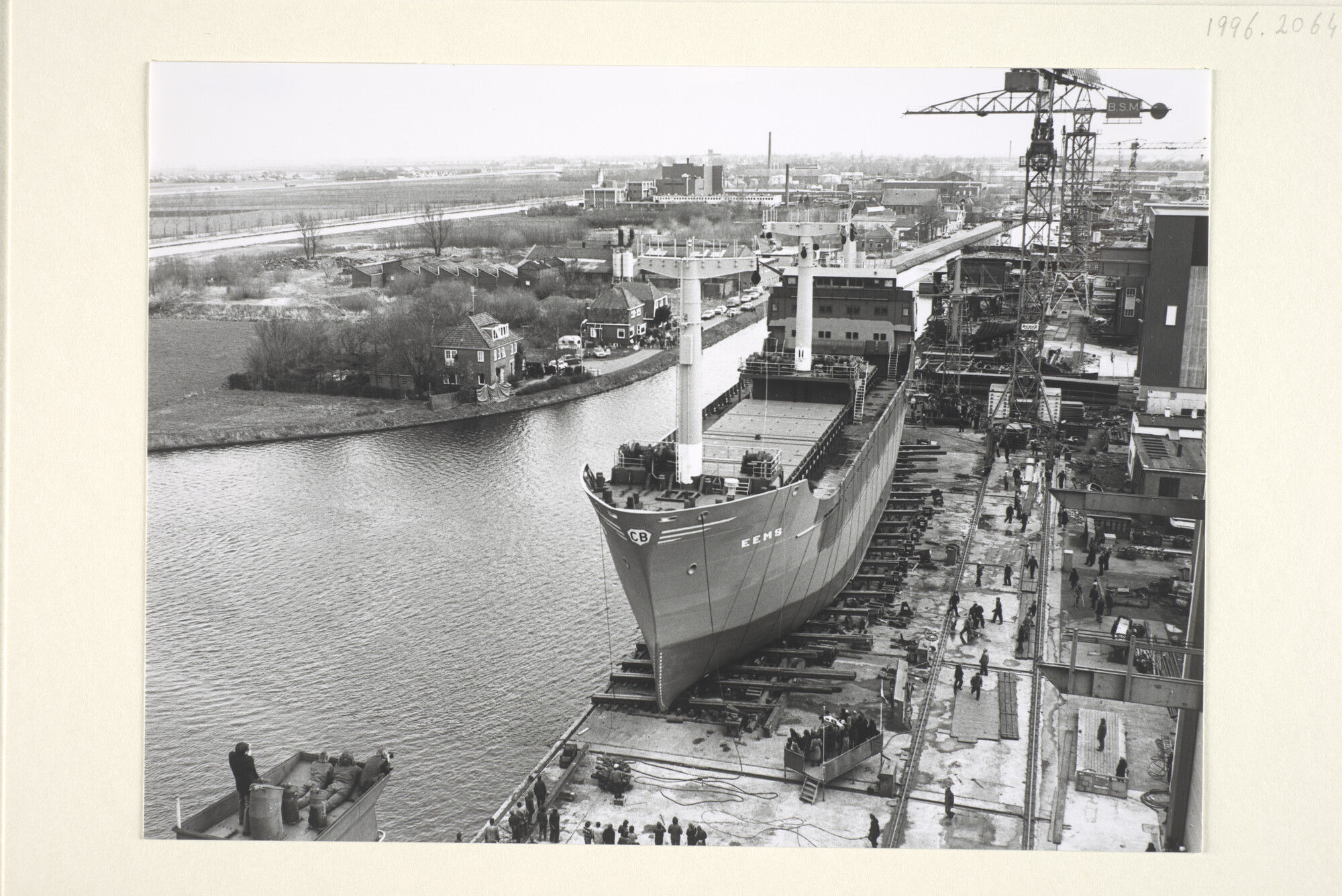 1996.2064; Foto's van de tewaterlating van de coaster ms. 'Eems' van C. Bos te Schiedam; fotoreportage