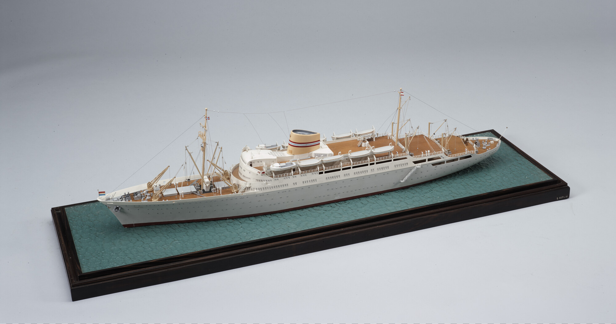 S.7074(01); Waterlijnmodel van het Noorse passagiersschip ms. Oslofjord; scheepsmodel