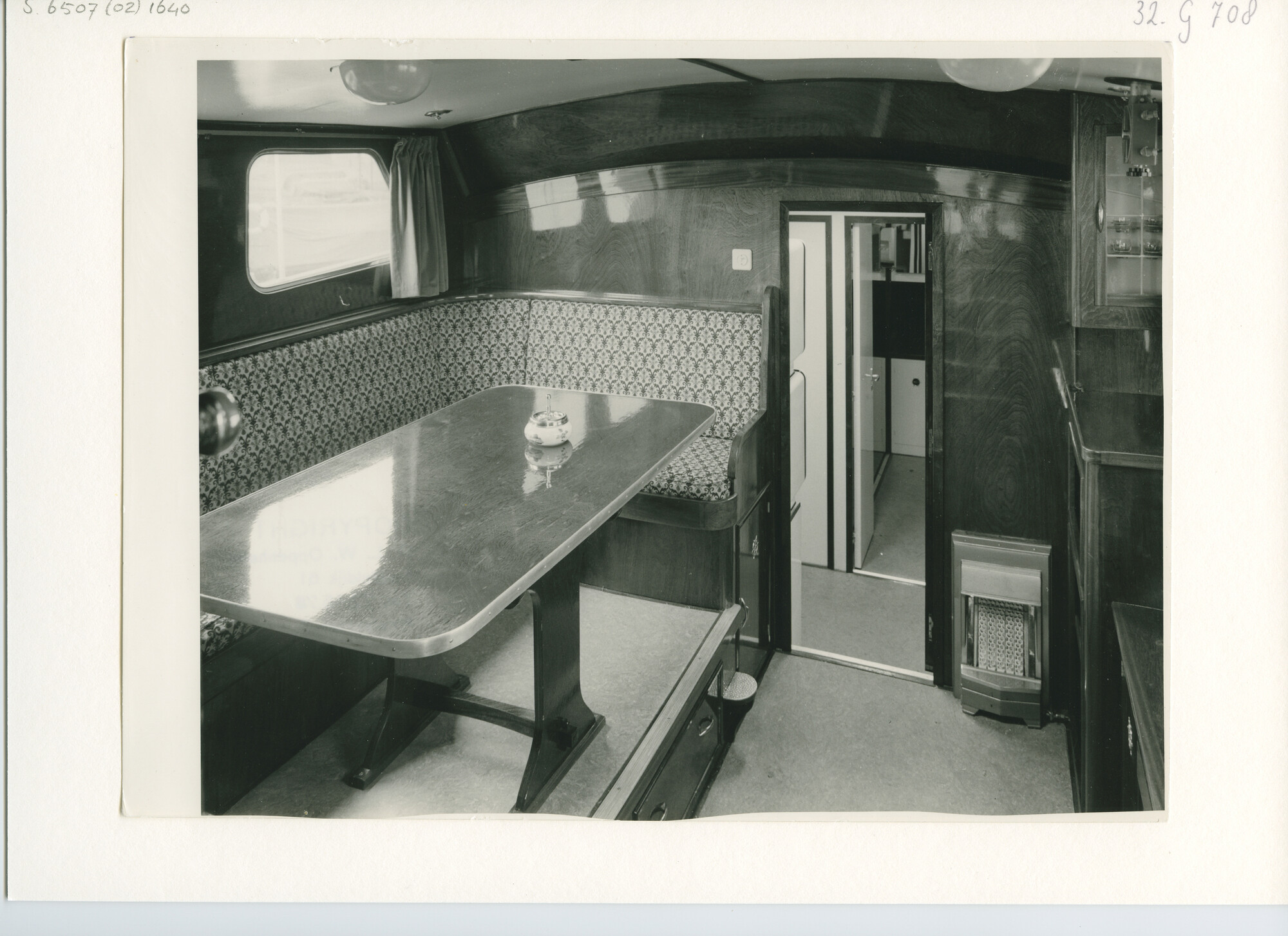 S.6507(02)1640.03; Zwart-wit foto van het interieur van het motorjacht Twin Rivers; foto