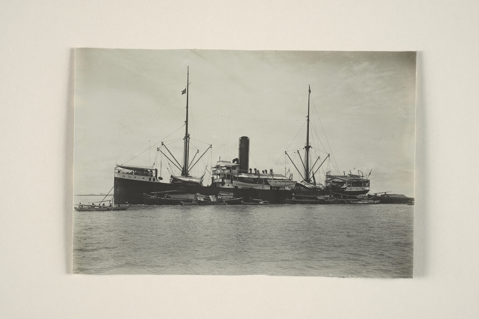 1994.1721; Het ss. 'Siaoe' van de KPM voor anker liggend op de rede van Singepore; foto