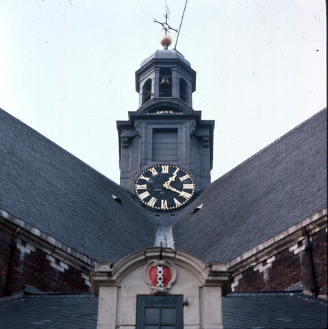 S.9100(8125); Dia klok, hoog in de toren op de Westermarkt te Amsterdam; diapositief