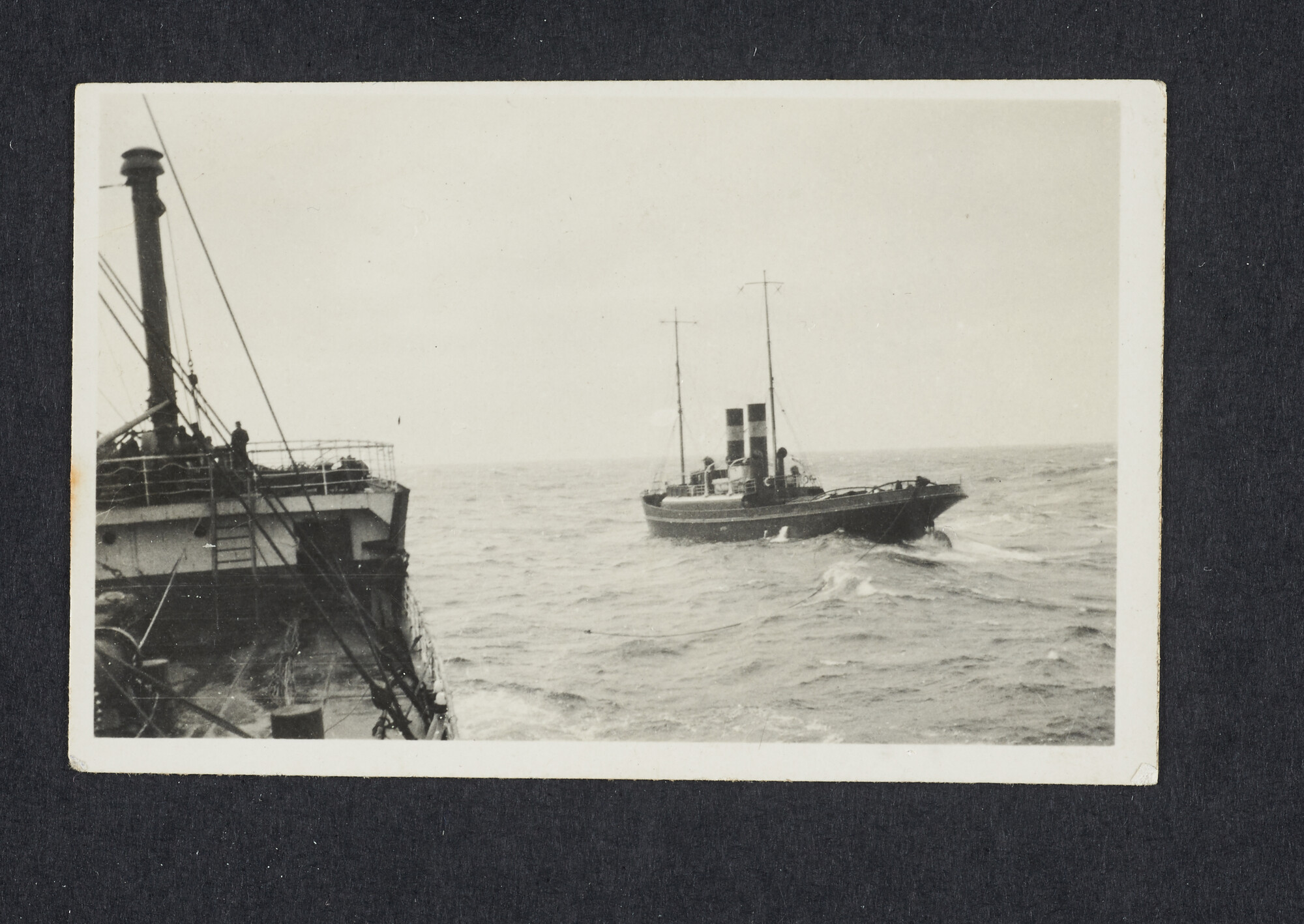 2016.2686; Zwart-wit foto van een sleepboot, genomen vanaf het in nood verkerende ss. Burgerdyk; foto