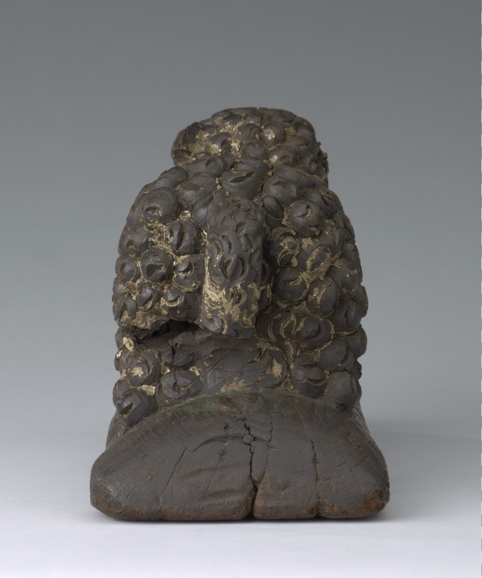 A.0954; Roerkop, voorstellend een liggend lam; roerversiering