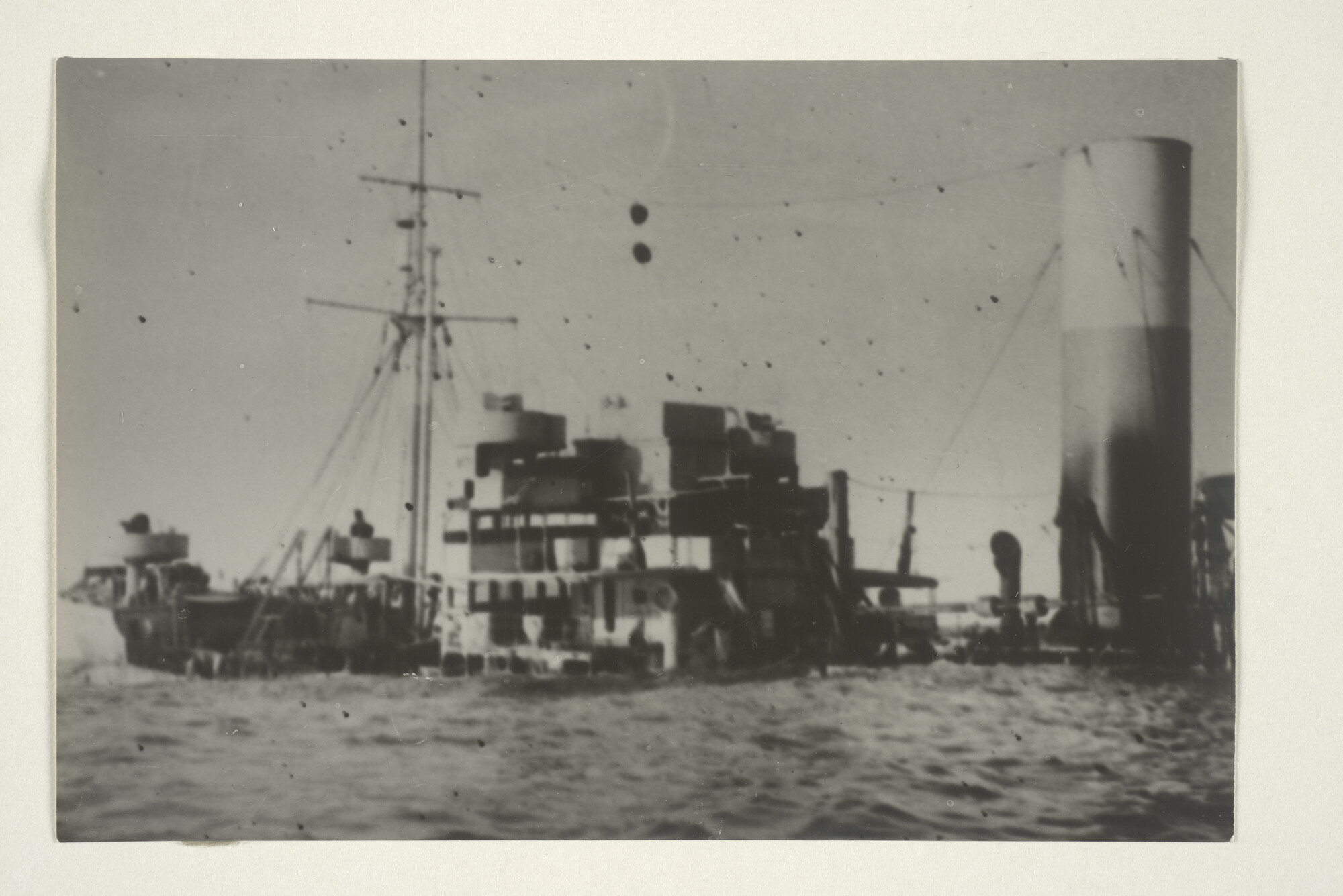 2000.3379; Foto's van het gestrande en gezonken vrachtschip ms. 'Palembang' van de Rotterdamsche Lloyd vlak voor de haven van Alexandrië november 1944; fotoreportage