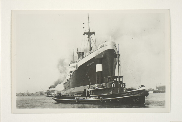 S.5219(12)0498; Foto's van de sleepboot 'Maria Henriëtte Goedkoop' gebouwd op de langshelling van de ASM voor NV; fotoreportage