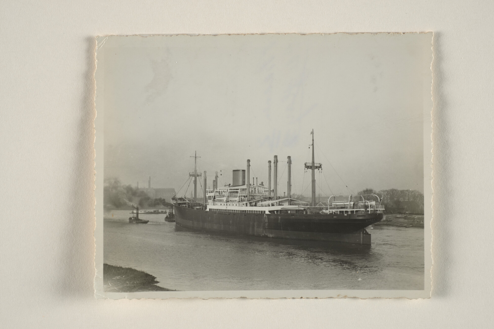 1994.1773; Het vrachtschip ms. 'Straat Soenda' van de KPM op sleeptouw van drie havensleepboten [...]; foto