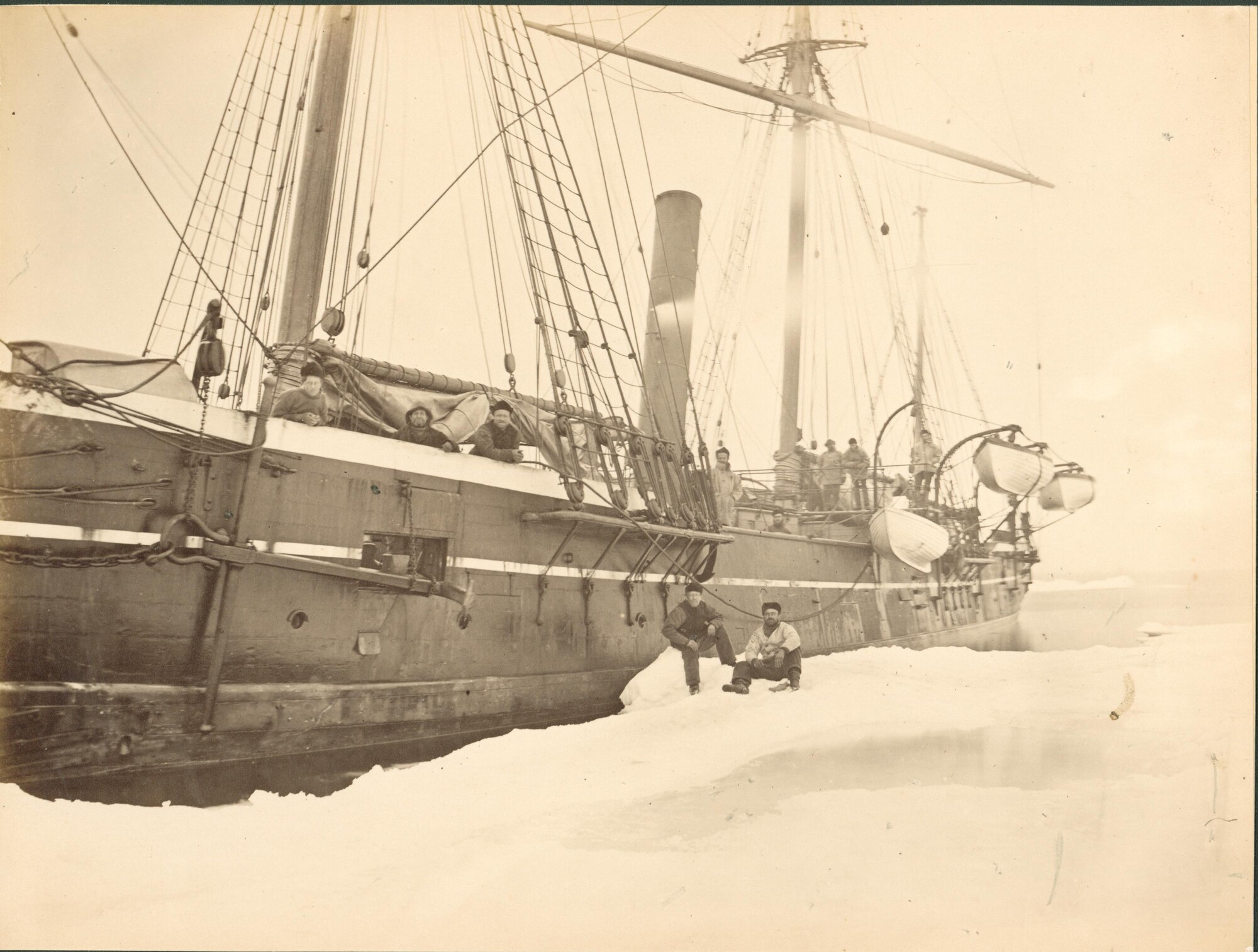 S.2956(04)22; Portretfoto van enkele bemanningsleden van de Pandora; foto