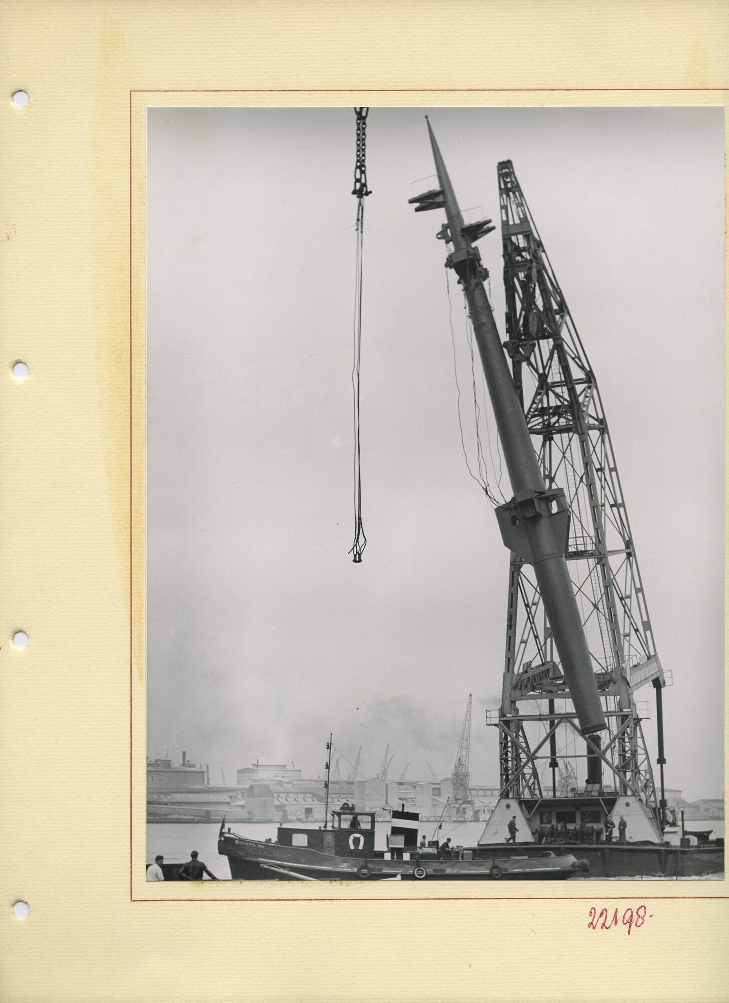S.5444(0069)04; Reproductiefoto van de verbouwing van het vrachtschip ms. Delft bij de NDSM; foto