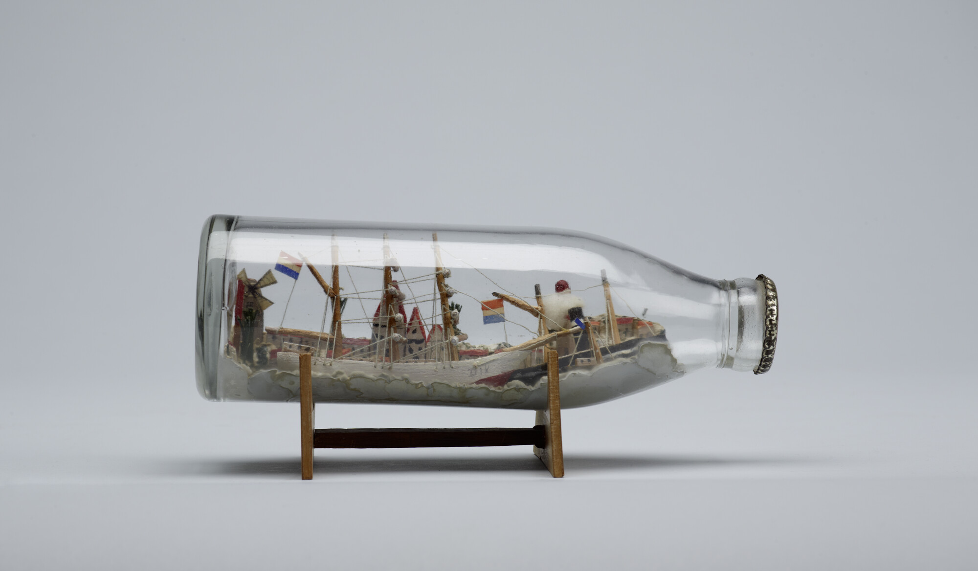 2014.0604; Model van de barkentijn Dik in een fles; scheepsmodel
