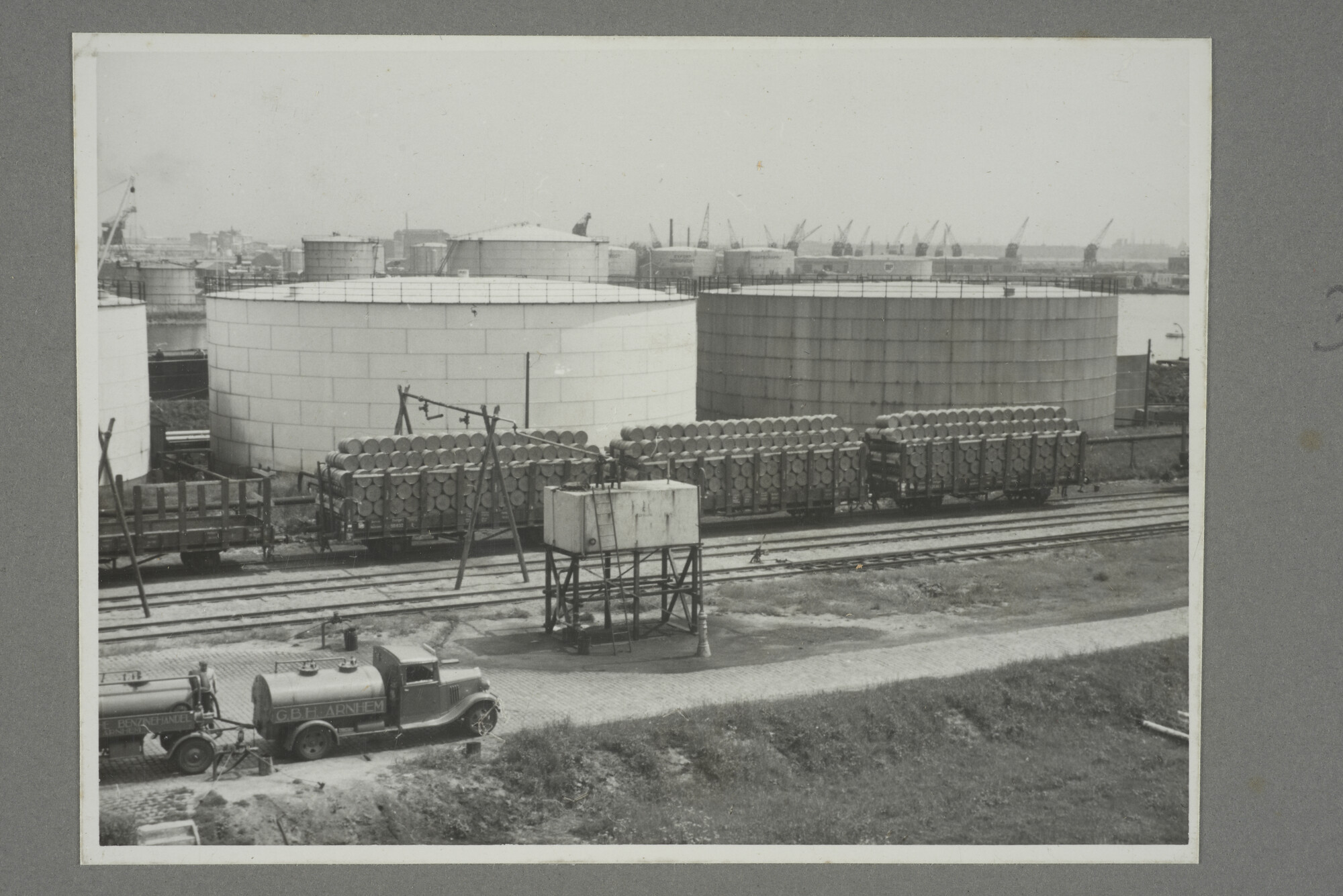 1998.2177; Omslag/ album met een grote hoeveelheid proeffoto's gemaakt door mw. A.M. Wolff-Koller in opdracht van de Gemeente Handelsinrichtingen in Amsterdam; omslag
