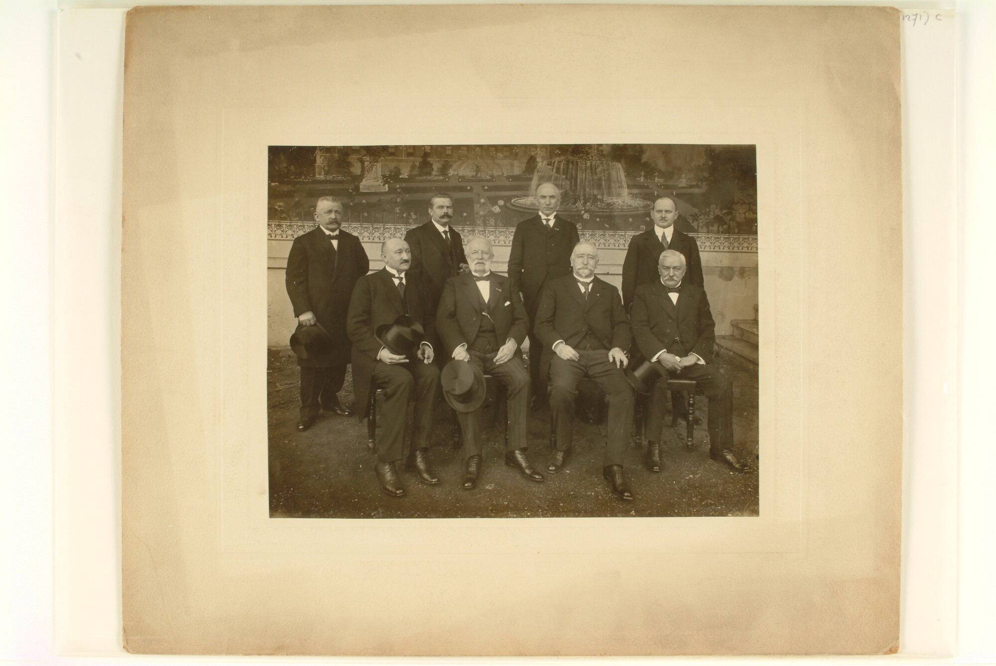 S.7143(1271)1a; Groepsportret van de Reünie-commissie Herdenking Herstel 1913; foto