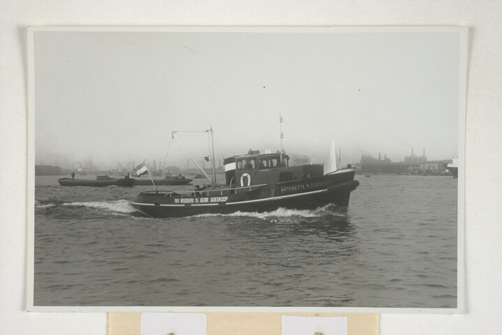 2001.1755; Omslag met vele foto's en knipsels van meest bergingsactiviteiten door Reederij v/h Gebroeders Goedkoop te Amsterdam in de periode 1929 / 1949; omslag