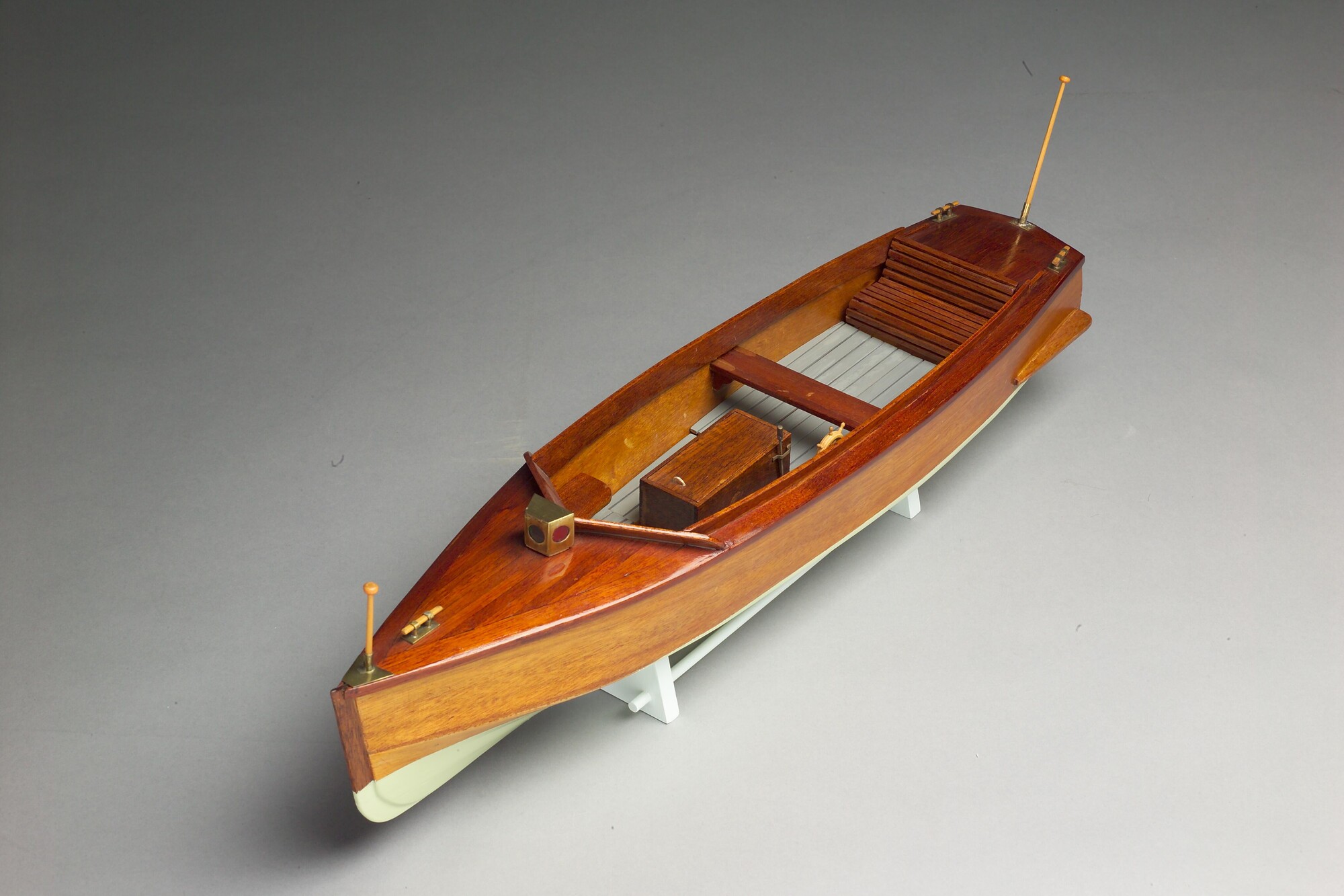 A.5425; Model van een snelle open motorboot; scheepsmodel