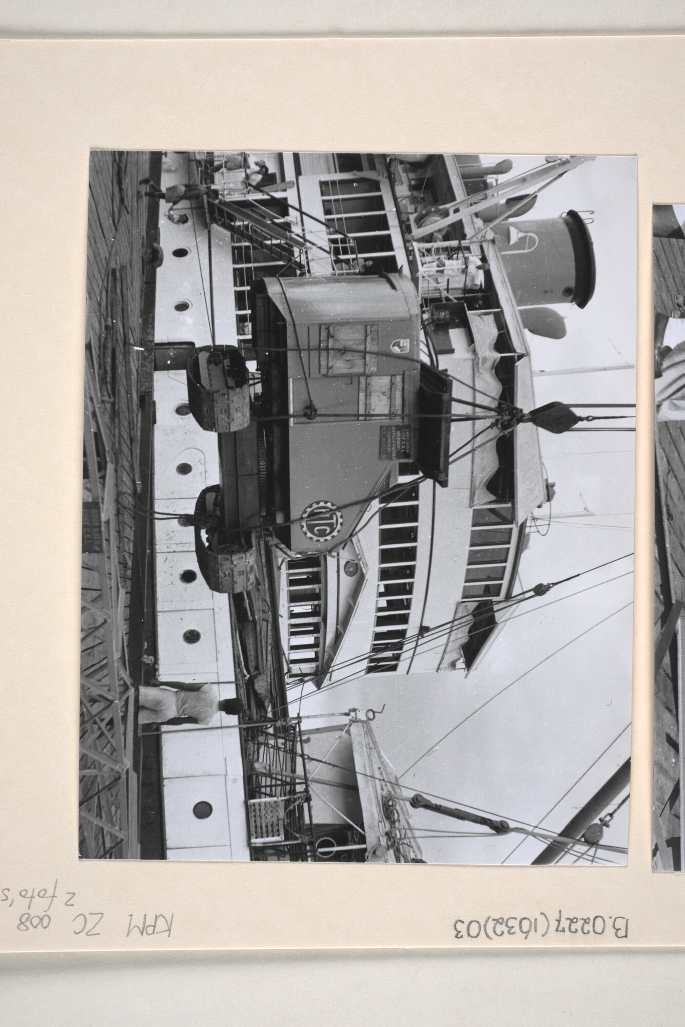 B.0227(1632)03; Foto van het vervoer van draglines met ms. Kaloekoe van Hollandia naar Merauke; foto