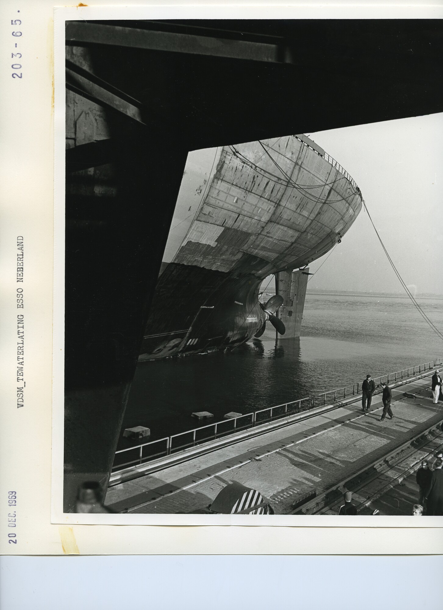 S.5444(5082)03; Foto van de tewaterlating van de mammoettanker Esso Nederland bij de VDSM; foto