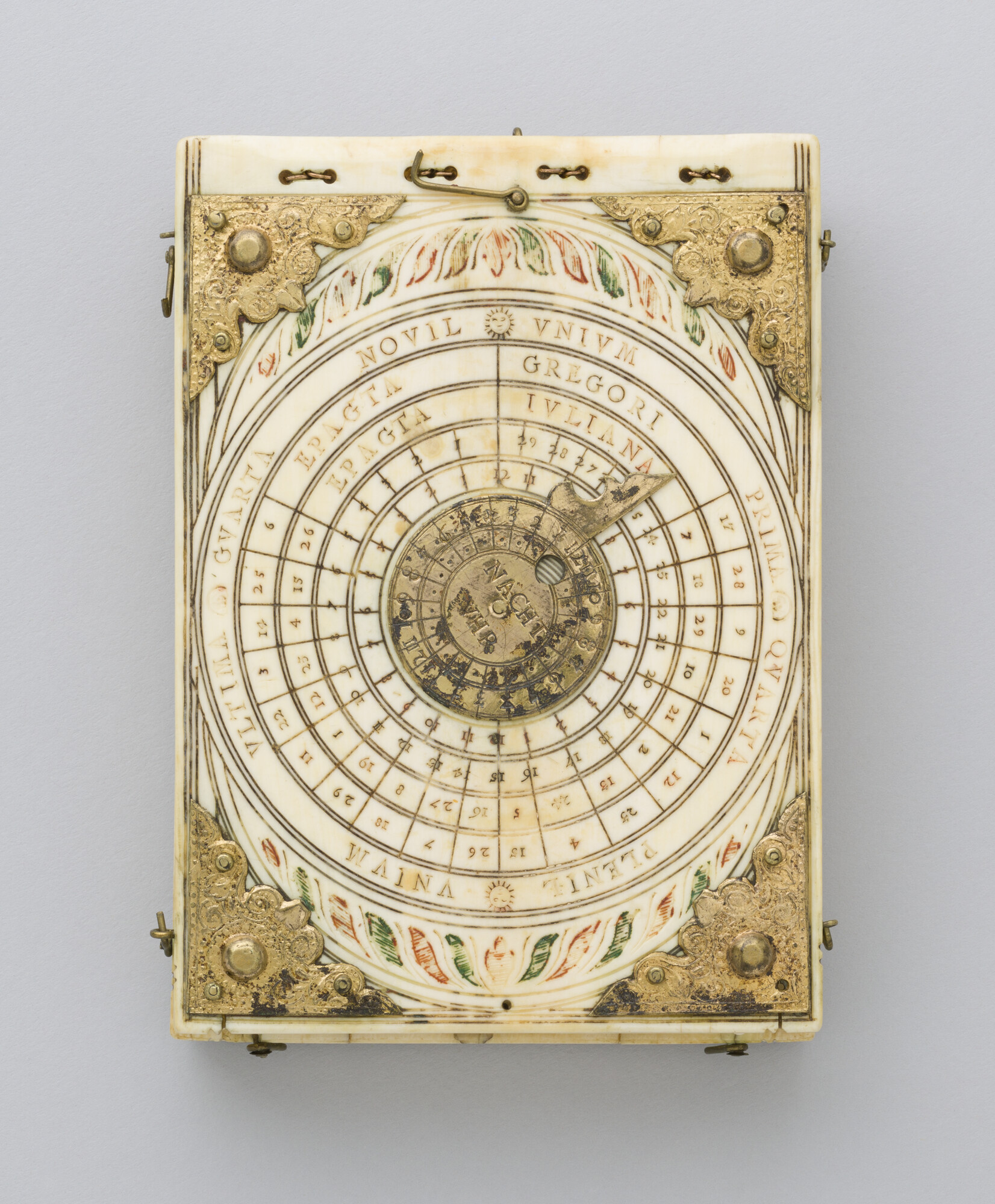 A.0145(254)4; Ivoren zakzonnewijzer door Thomas Tucher, Neurenberg, 1602; zonnewijzer