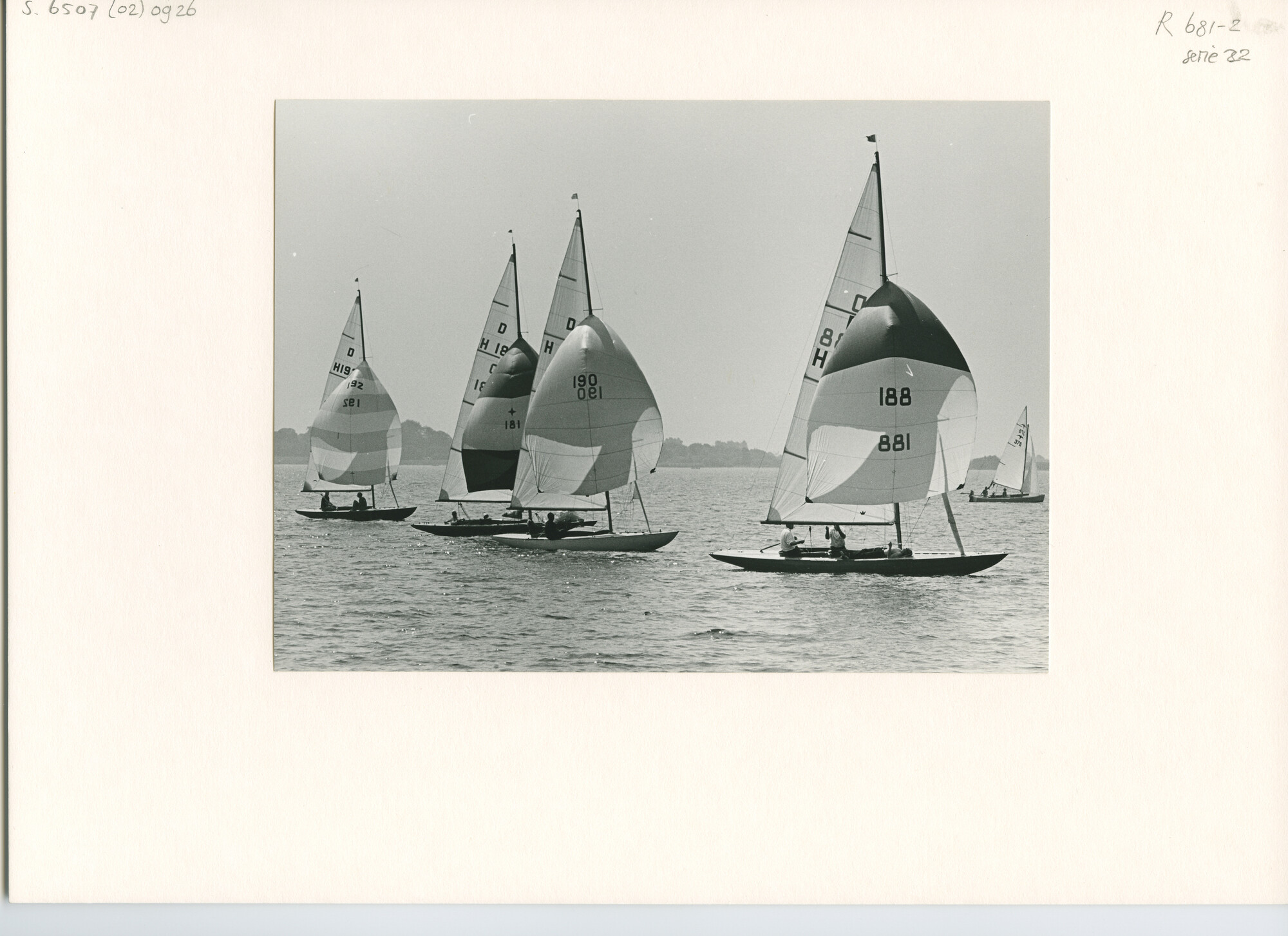 S.6507(02)0926.01; Zwart-wit foto van de Hollandweek II 1964: De Drakenklasse; foto