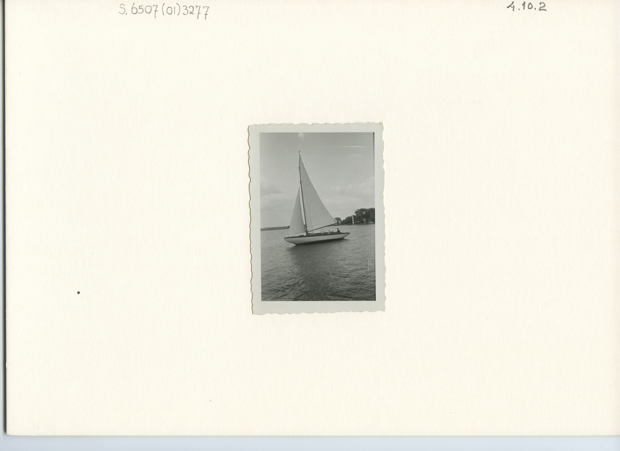 S.6507(01)3277; Foto van het witgeschildere zeiljacht Sterna van J.C. Grootenhuis op het binnenwater; foto