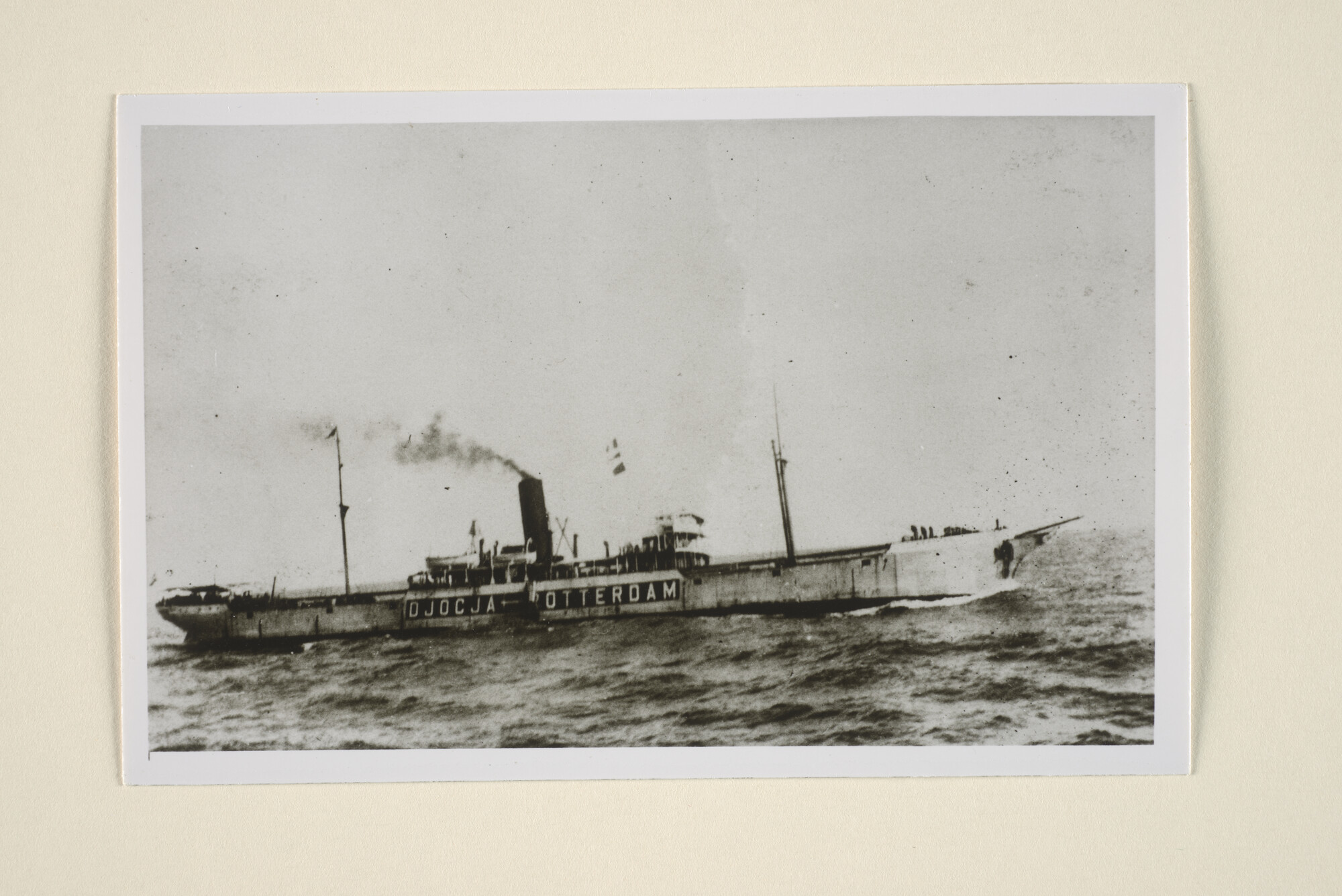 1995.5161; Het vrachtschip ss. 'Djocja' van de Rotterdamsche Lloyd op zee; reproductiefoto