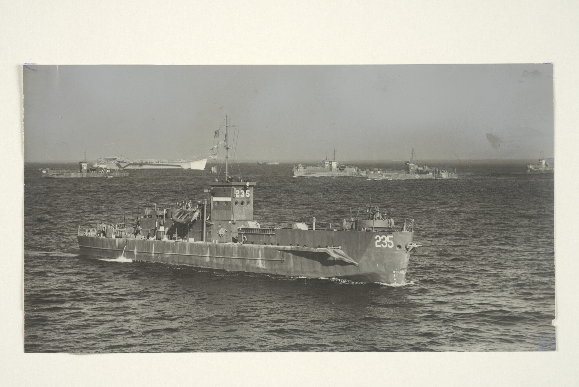 2000.3496; Landingsvaartuigen voor de kust van Normandië; foto