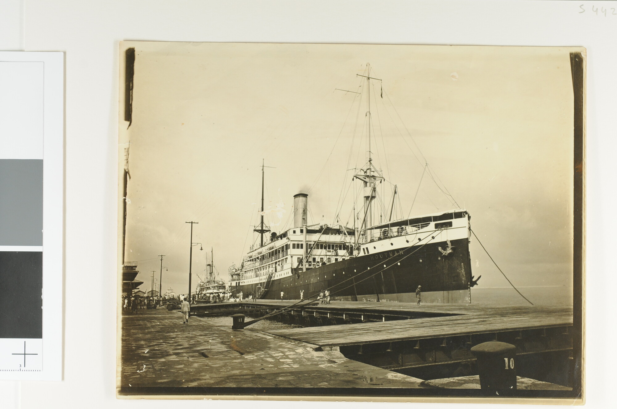 S.4426(012); Het ss. Houtman van de KPM afgemeerd aan de [...]; foto