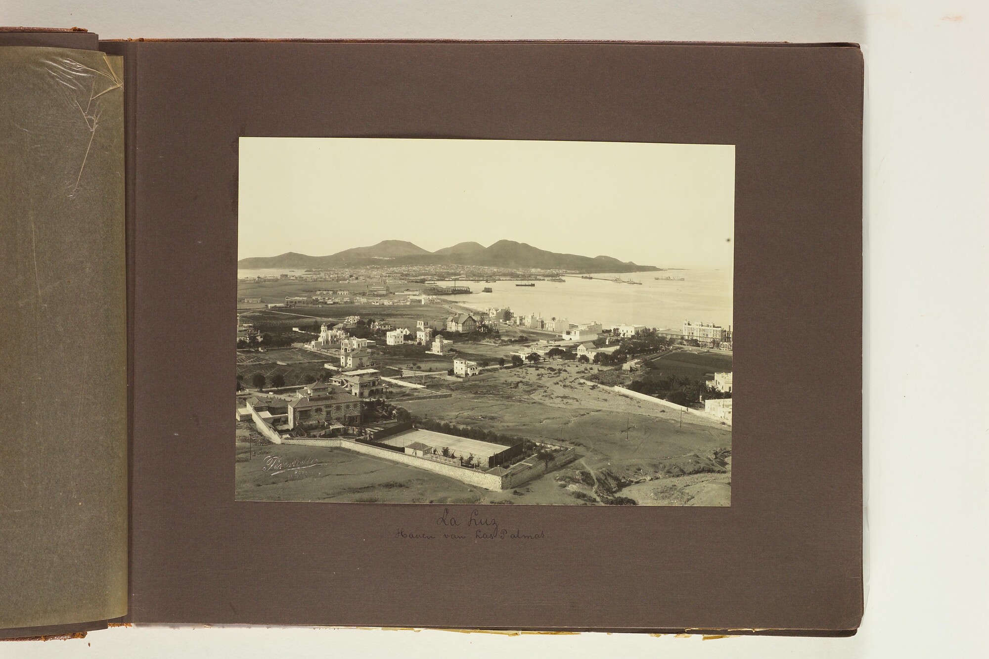 S.4660; Album van M.S. Wytema met foto's van de wereldreis van de onderzeeboot Hr.Ms. K XIII; fotoalbum