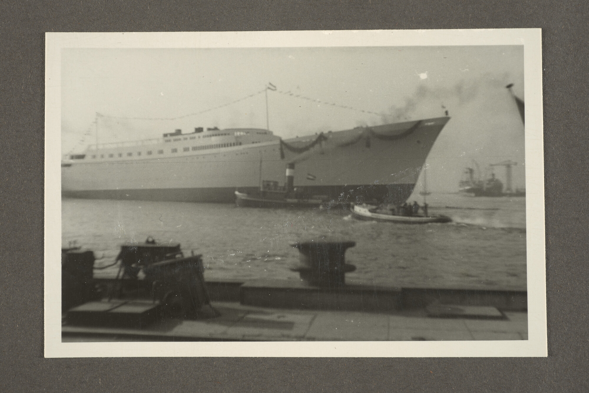 1996.4650; Bladen uit een album met foto's van het vertrek uit Amsterdam en verwerken van potvissen a/b ms. Willem Barendsz; foto