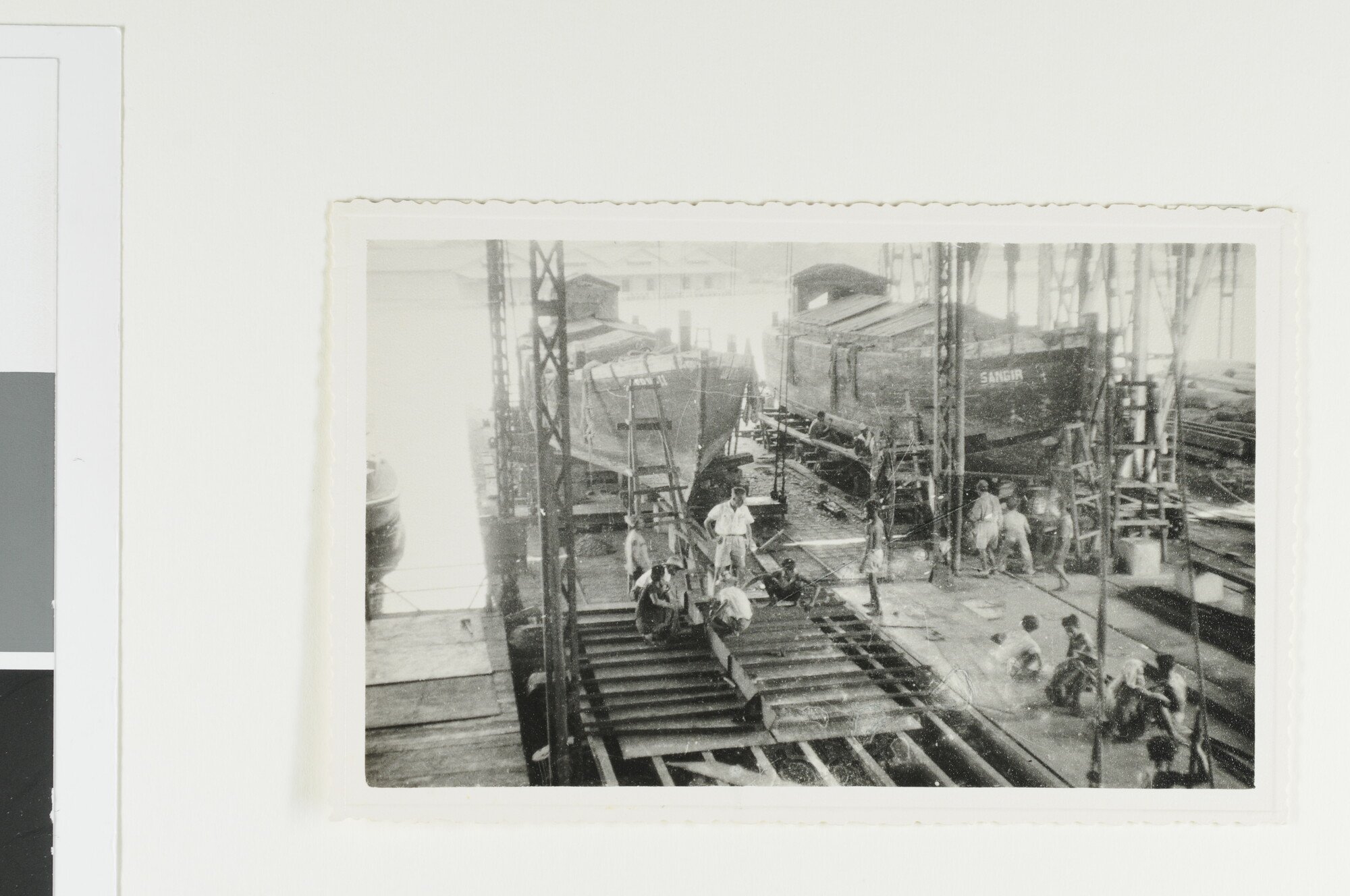 S.6577(11); Gezicht op de hefinstallatie van de werf van het Semarangsch Prauwenveer; fotoreportage