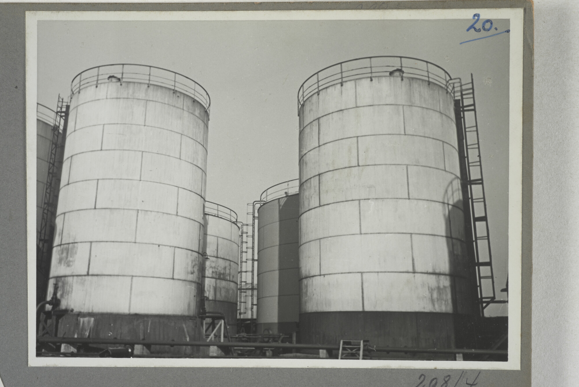 1998.2177; Omslag/ album met een grote hoeveelheid proeffoto's gemaakt door mw. A.M. Wolff-Koller in opdracht van de Gemeente Handelsinrichtingen in Amsterdam; omslag