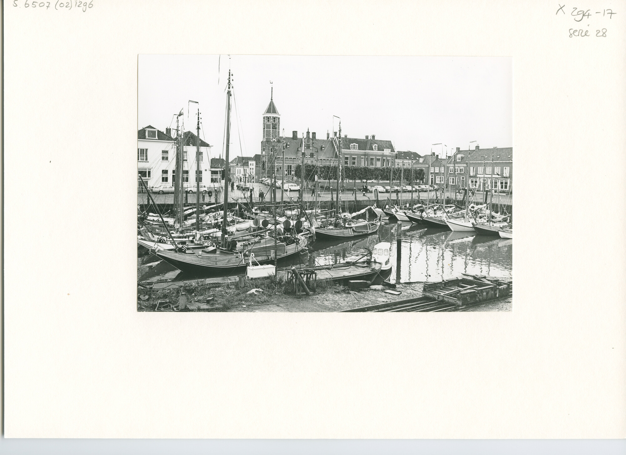 S.6507(02)1296.02; Zwart-wit foto van de reünie van ronde en platbodemjachten te Willemstad; foto