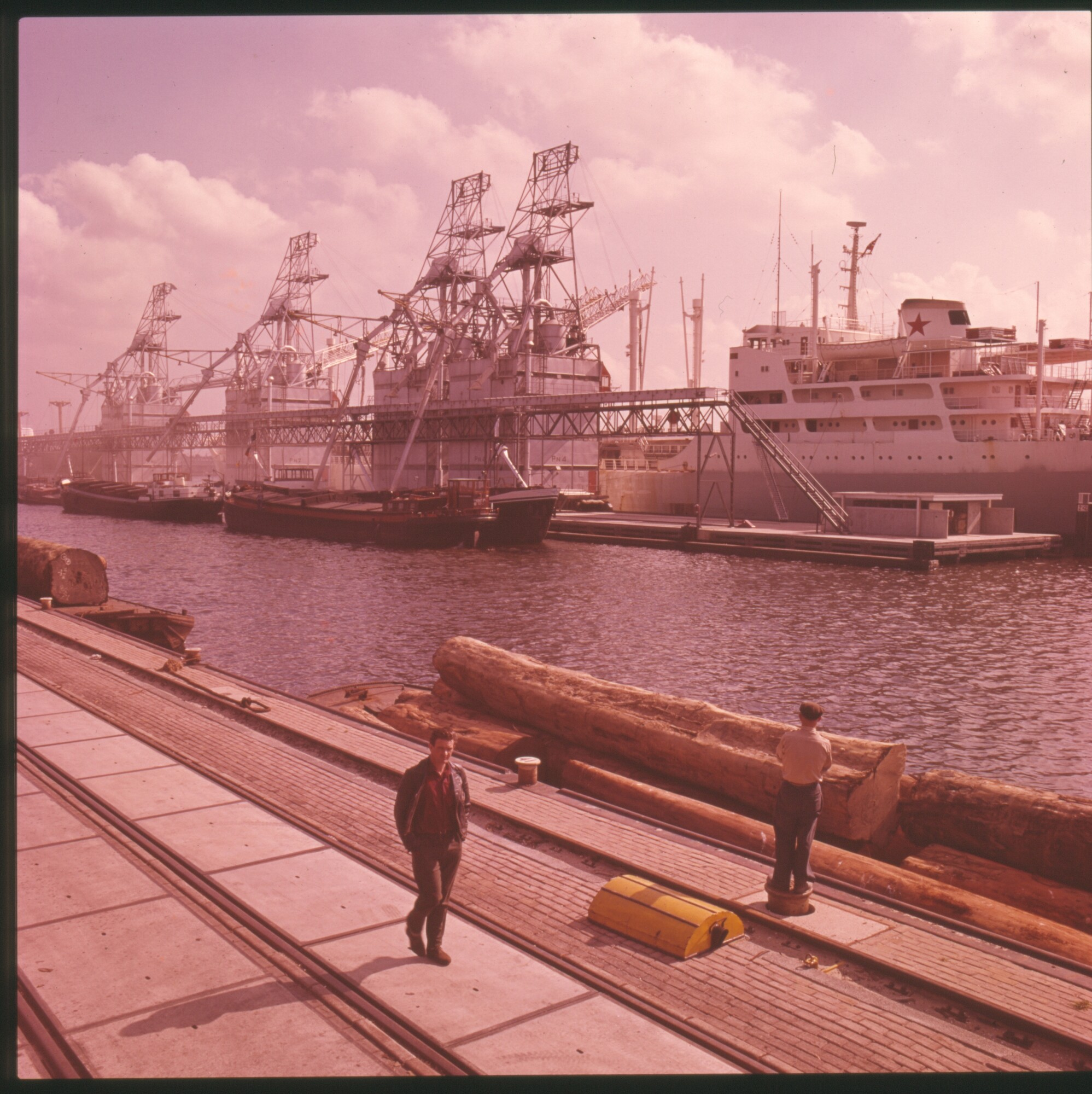 S.9100(0205); Graanoverslag in haven Amsterdam (IGMA); diapositief