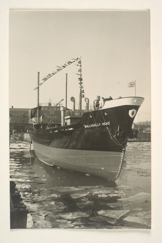 S.5219(12)0158; Foto's van de tewaterlating van de op de dwarshelling van het bij de ASM gebouwde Noord-Ierse vrachtschip ms. 'Balleygalley Head'; fotoreportage
