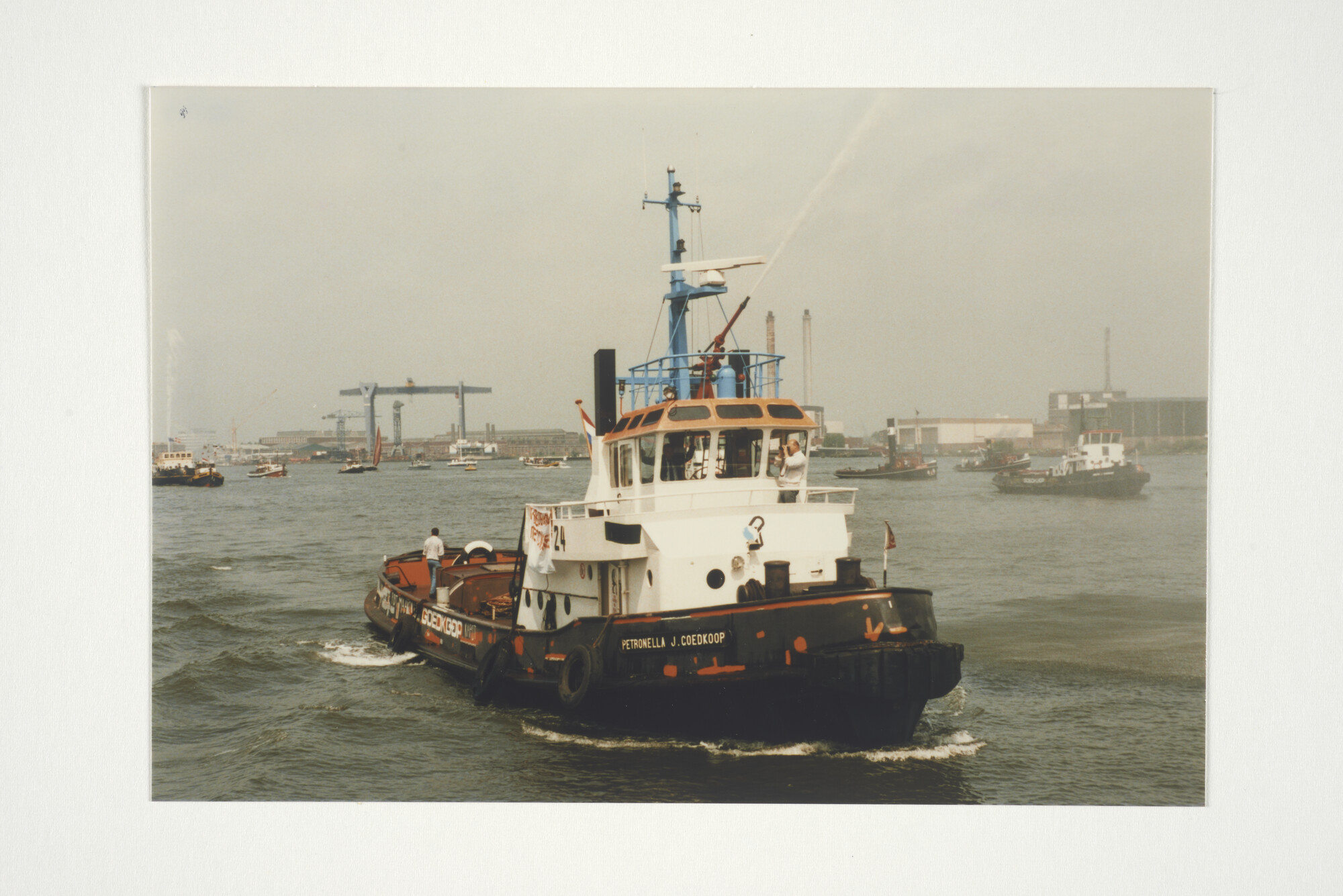 2001.1684; Foto 'Ga niet met de NIB in zee' Bezetting en demonstratie door het personeel; fotoreportage