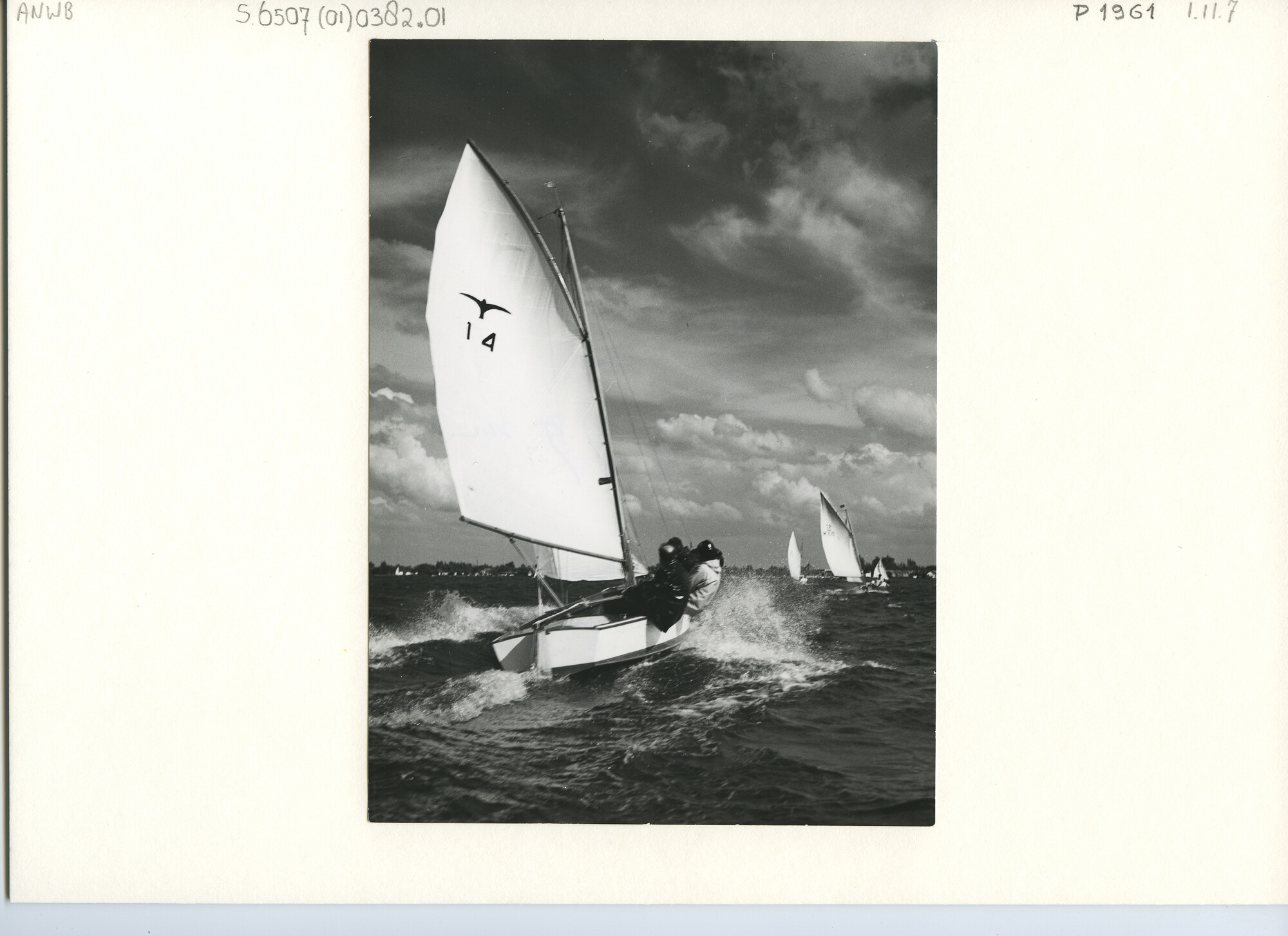 S.6507(01)0382.01; Foto van de Nieuw-Loosdrechtweek 1962: Valk nummer 14 (Tarentelle, Hoppe) planeert in volle vaart van de fotograaf weg; foto
