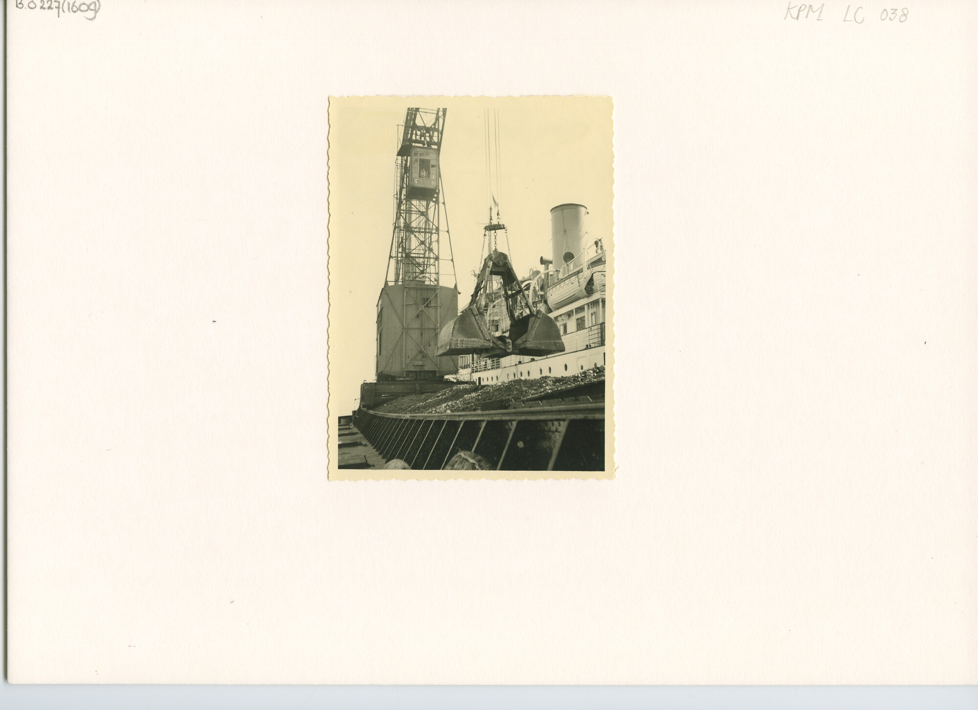 B.0227(1609); Het bunkeren van steenkool (uit Berau, Oost Borneo) in de haven van Tandjoen [...]; foto