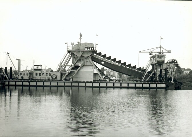 S.5219(12)0510; De emmerbaggermolen Ajax, gebouwd op de langshelling van de ASM, ligt [...]; foto