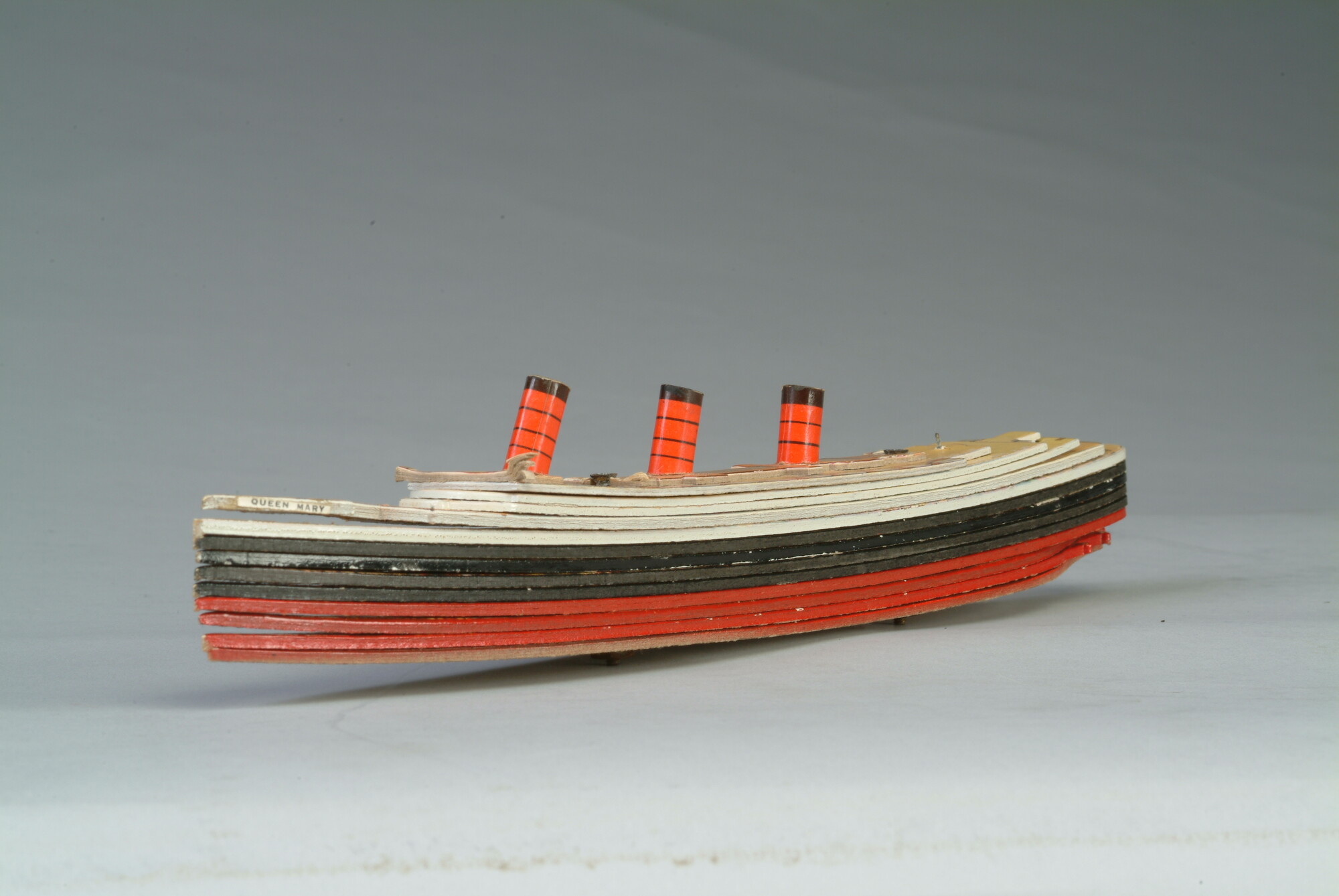 S.7382(01); Model van het RMS Queen Mary; scheepsmodel