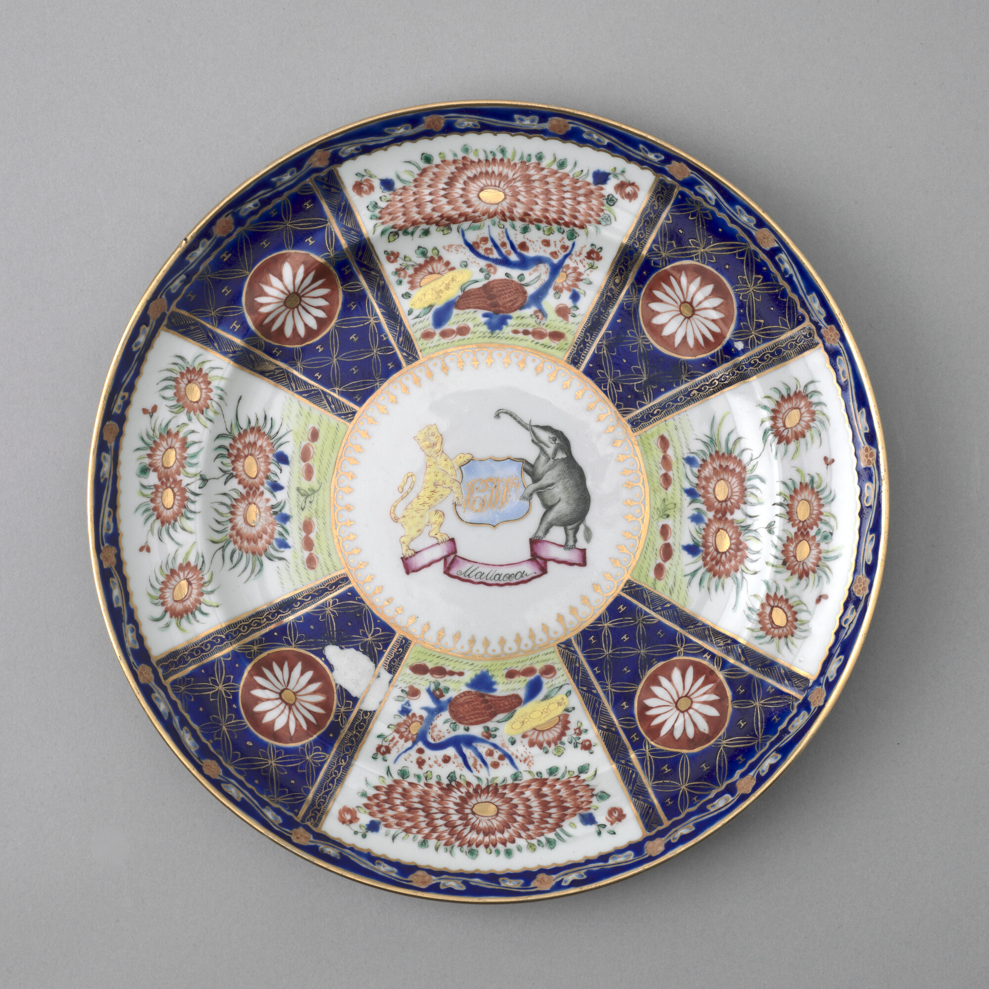 S.1277(02)33; Groot, plat bord gedecoreerd met polychroom wapenschild; plat bord