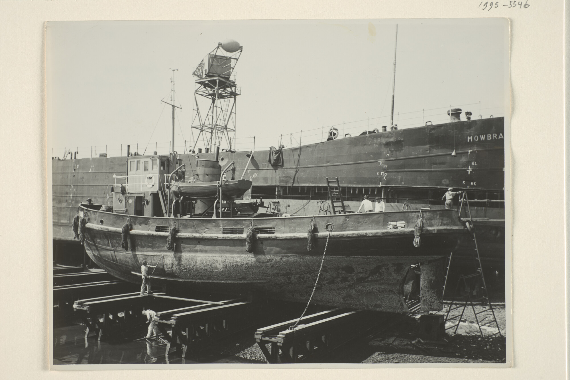 1995.5546; De sleepboot 'Ierland' in onderhoud in een droogdok; foto