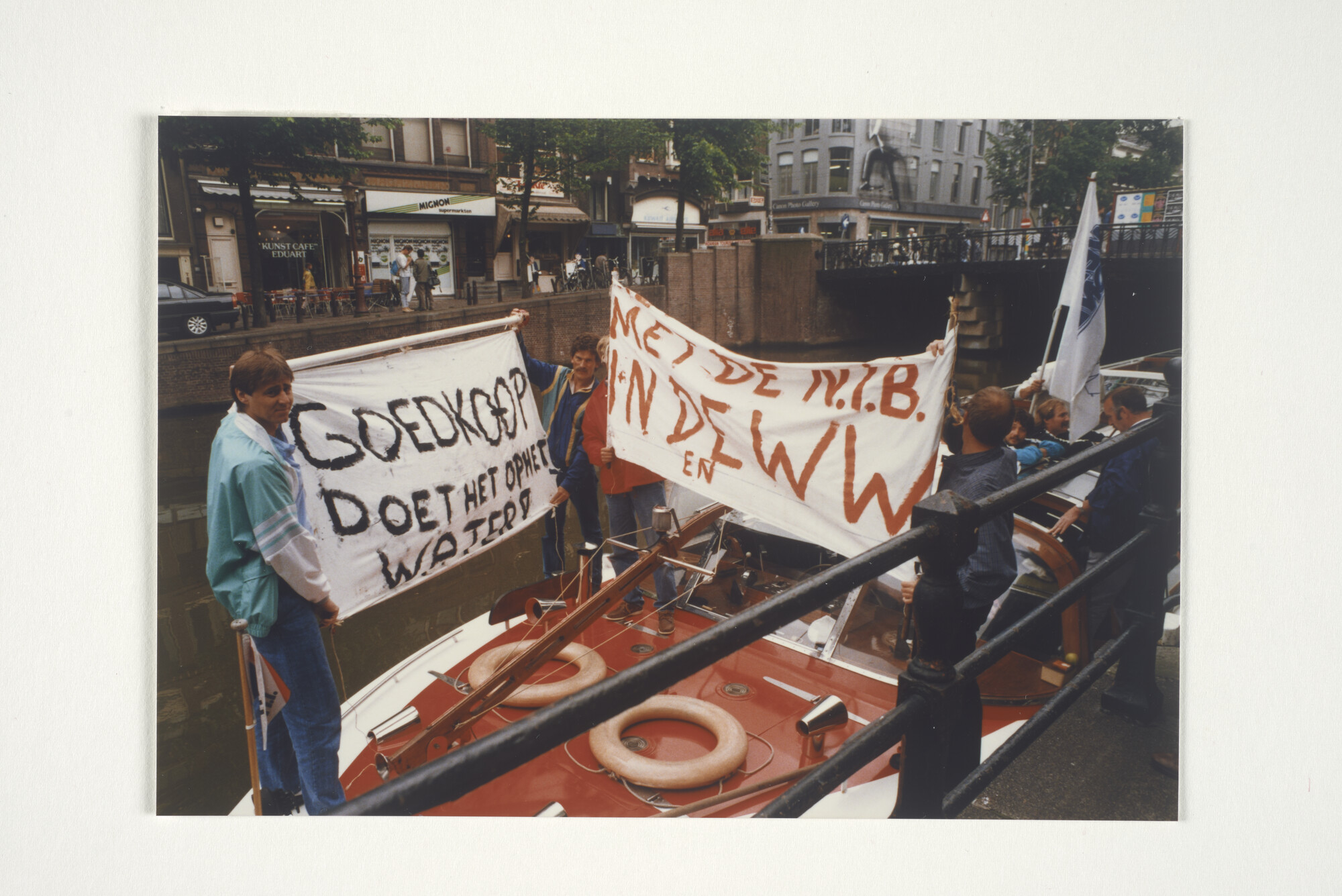 2001.1687; Protest bij het Havengebouw in Amterdam door het personeel van Goedkoop [...]; fotoreportage